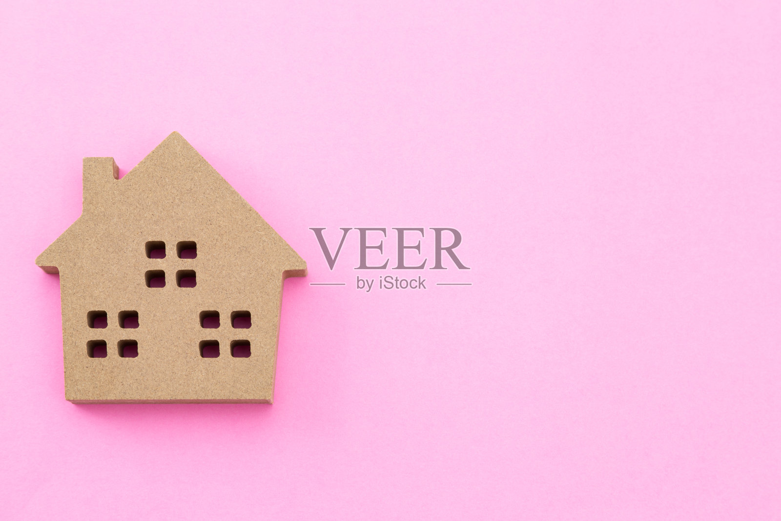 粉红色背景上的房屋物品。照片摄影图片