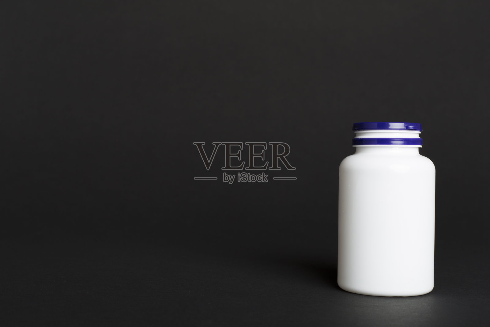 彩色背景装维他命的塑料瓶照片摄影图片