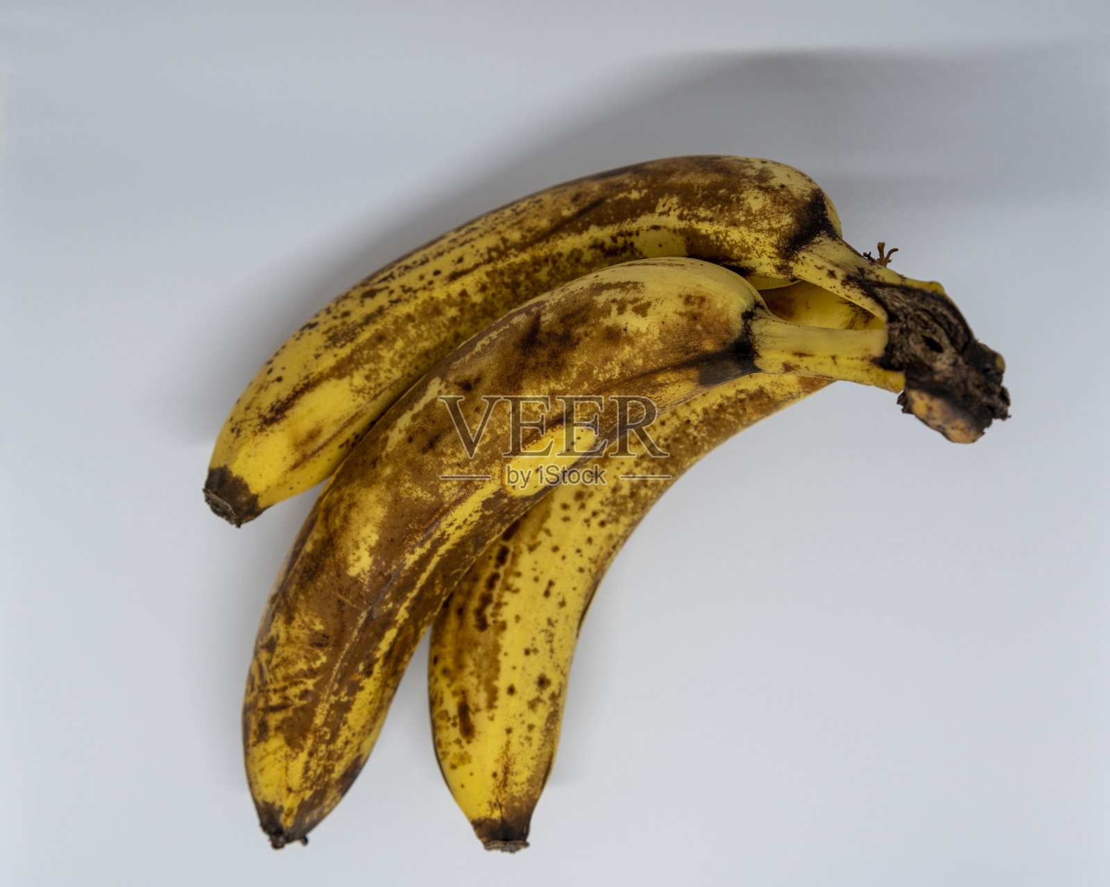 三个香蕉坏了，白色背景照片摄影图片