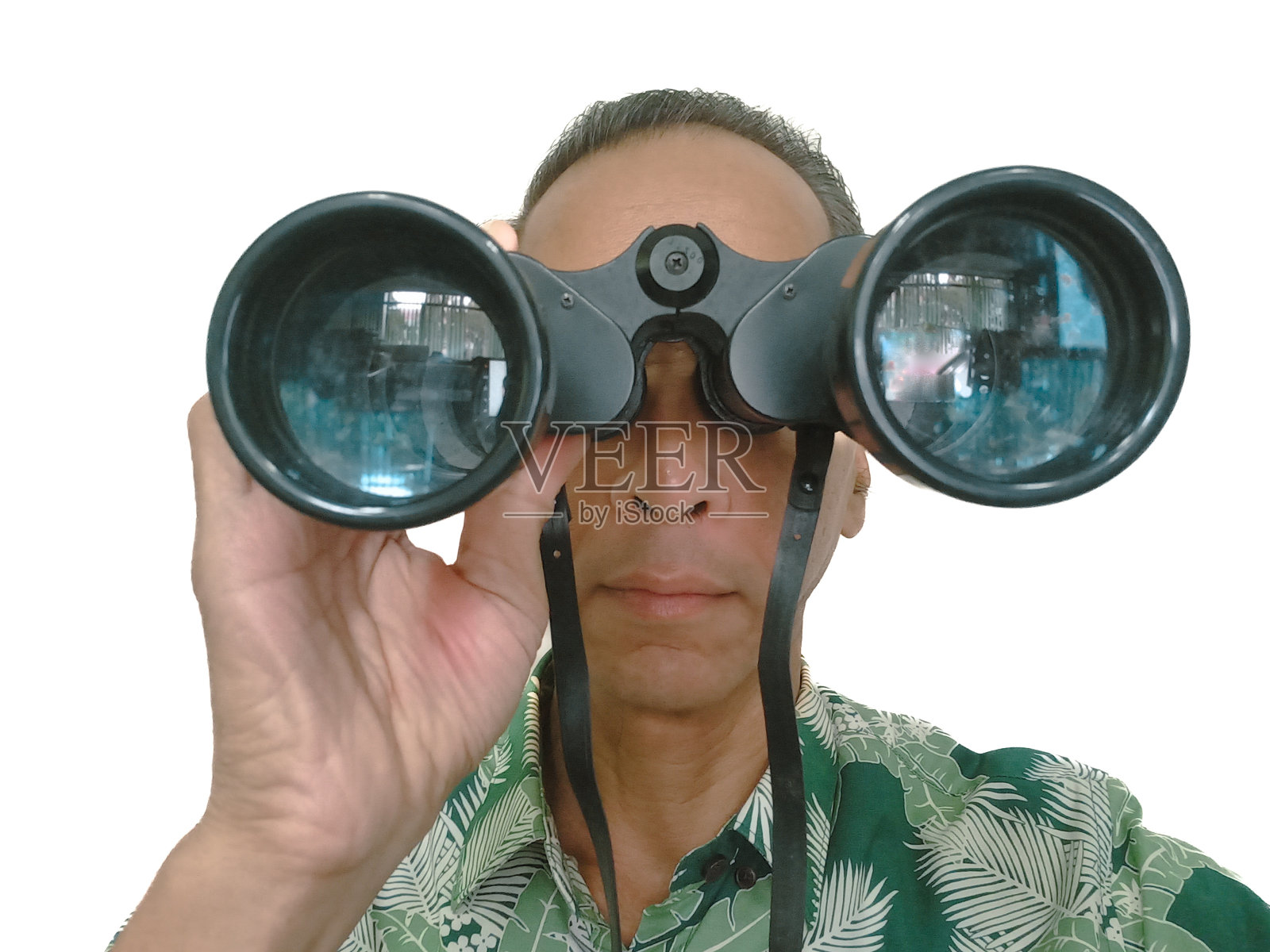 用双筒望远镜看东西的人。照片摄影图片