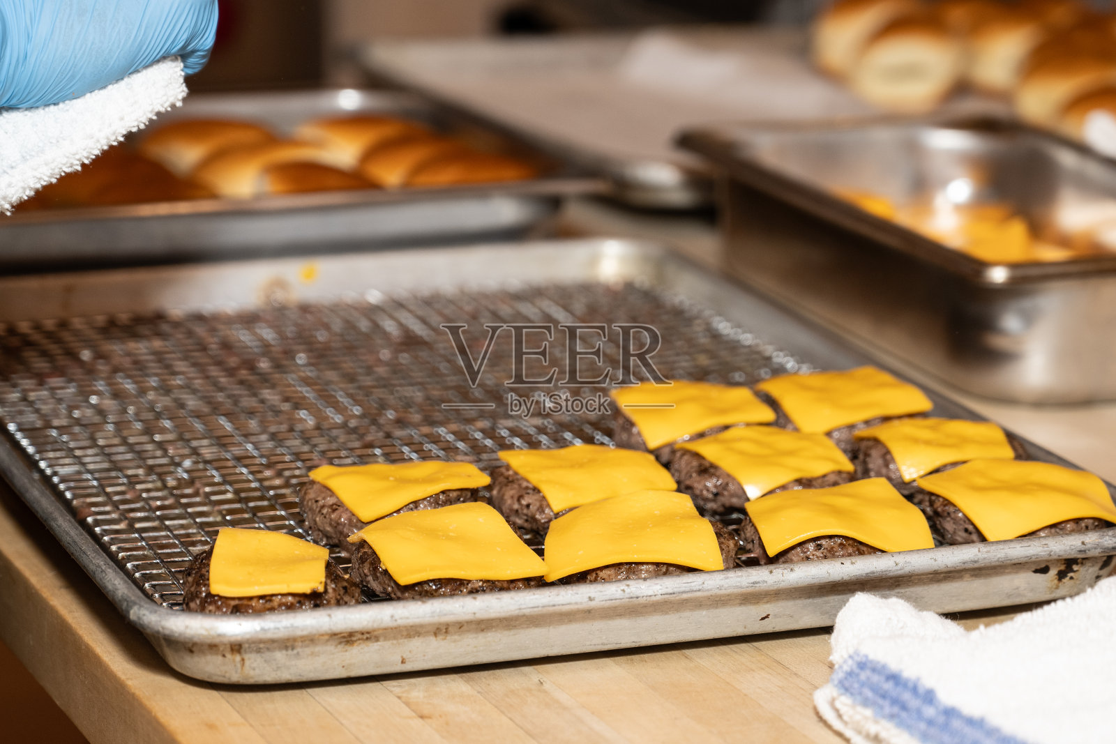 为客人精心准备小吃。照片摄影图片