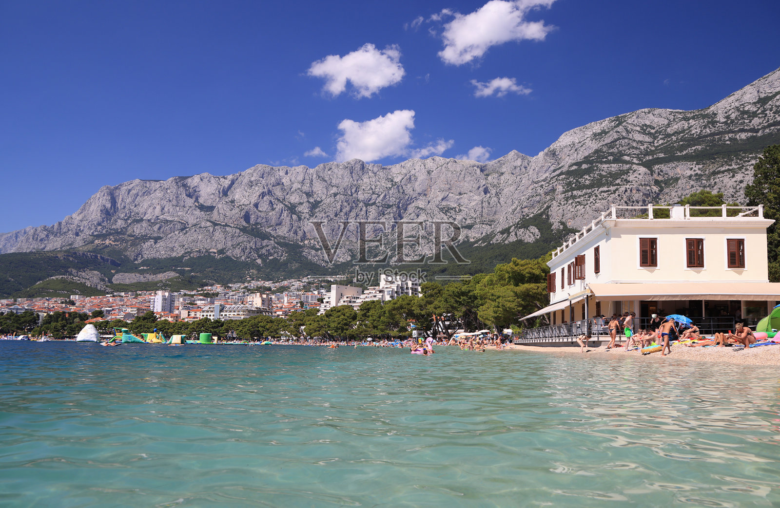 马卡尔斯卡度假胜地的全景和景观以及绿松石般的海水照片摄影图片