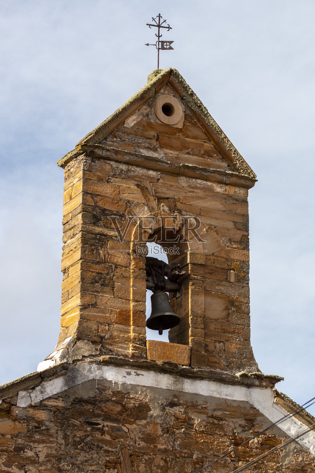 房屋、窗户和立面都是用西班牙卡斯蒂利亚León地区典型的红色石灰石建造的照片摄影图片