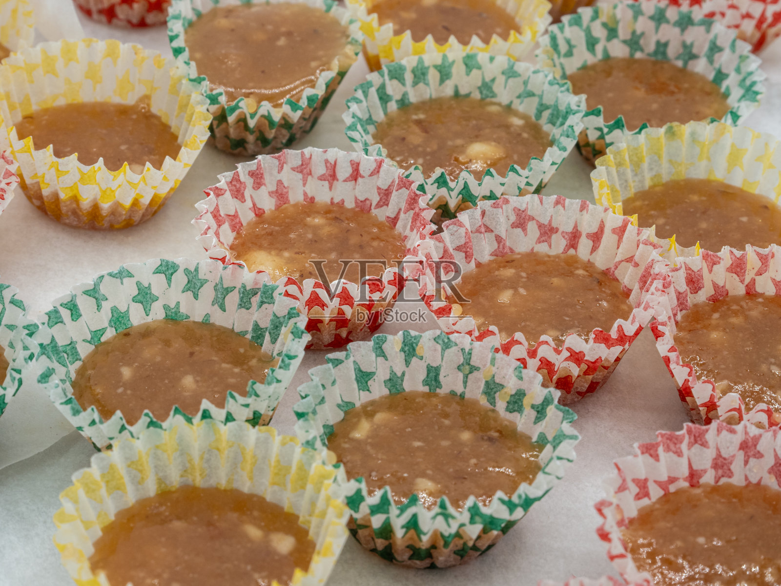 瑞典奶油糖的特写，或太妃糖，或knäck在瑞典，在传统的小容器。照片摄影图片