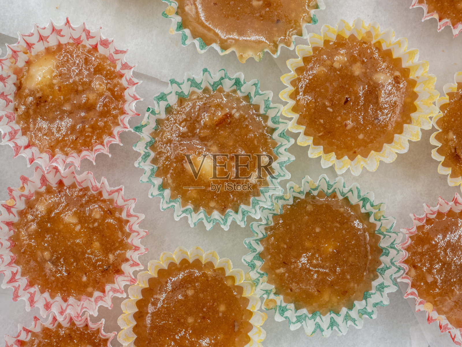 瑞典奶油糖的特写，或太妃糖，或knäck在瑞典，在传统的小容器。照片摄影图片