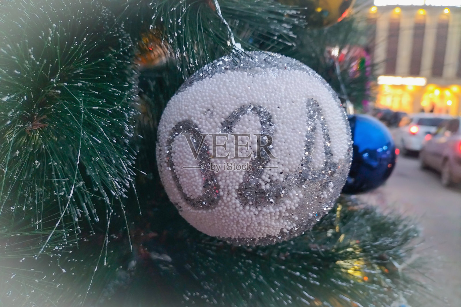 一种损坏轻微的圣诞树玩具，在新年前夕作为坏兆头的象征照片摄影图片