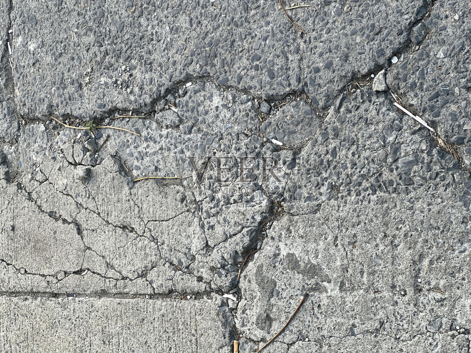 人行道上一个坏掉的消防栓的照片。照片摄影图片