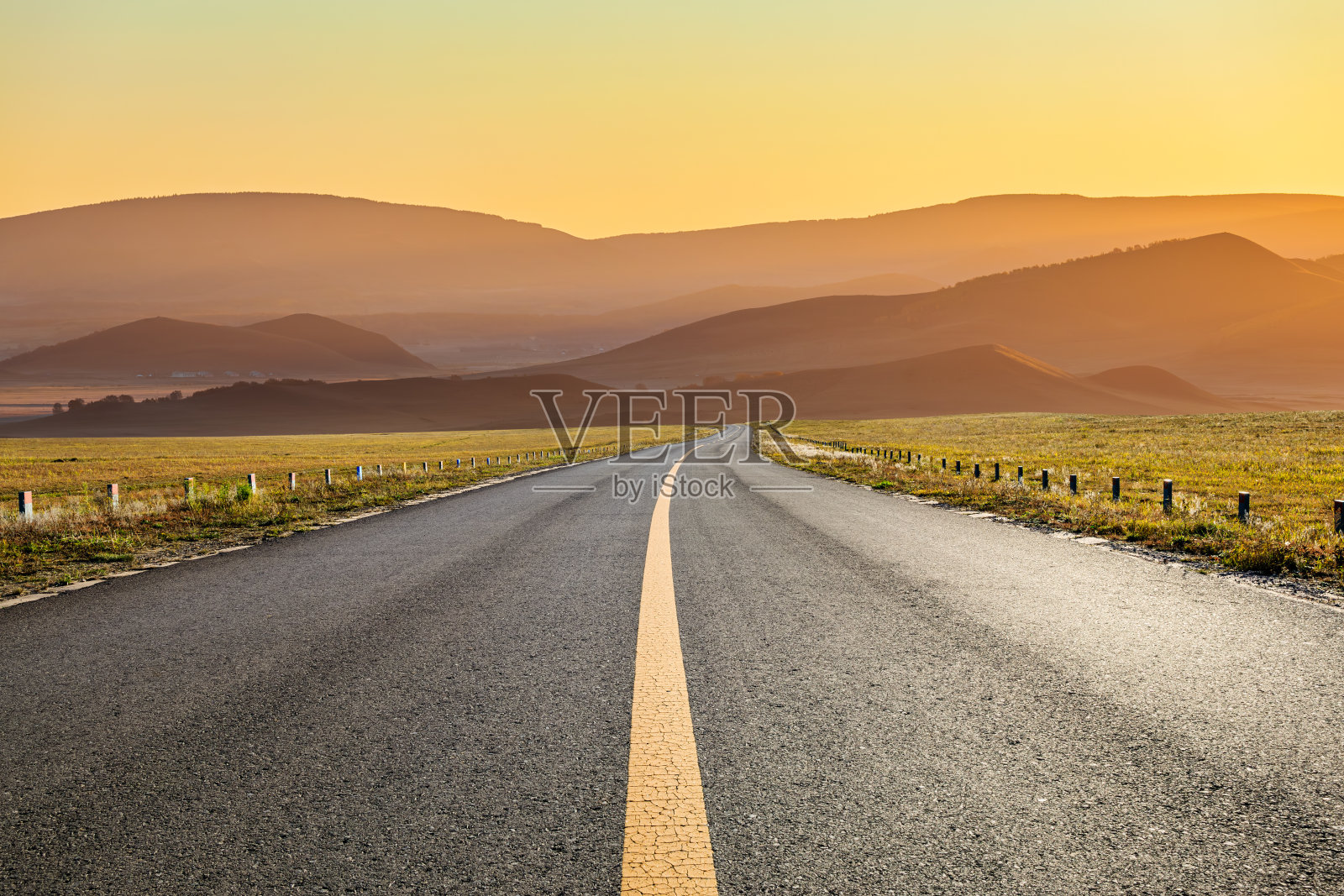 柏油公路公路和山间日出的自然景观。照片摄影图片
