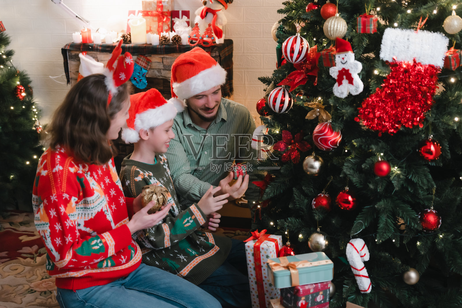 幸福的家庭妈妈，爸爸和孩子女儿装饰圣诞树。照片摄影图片
