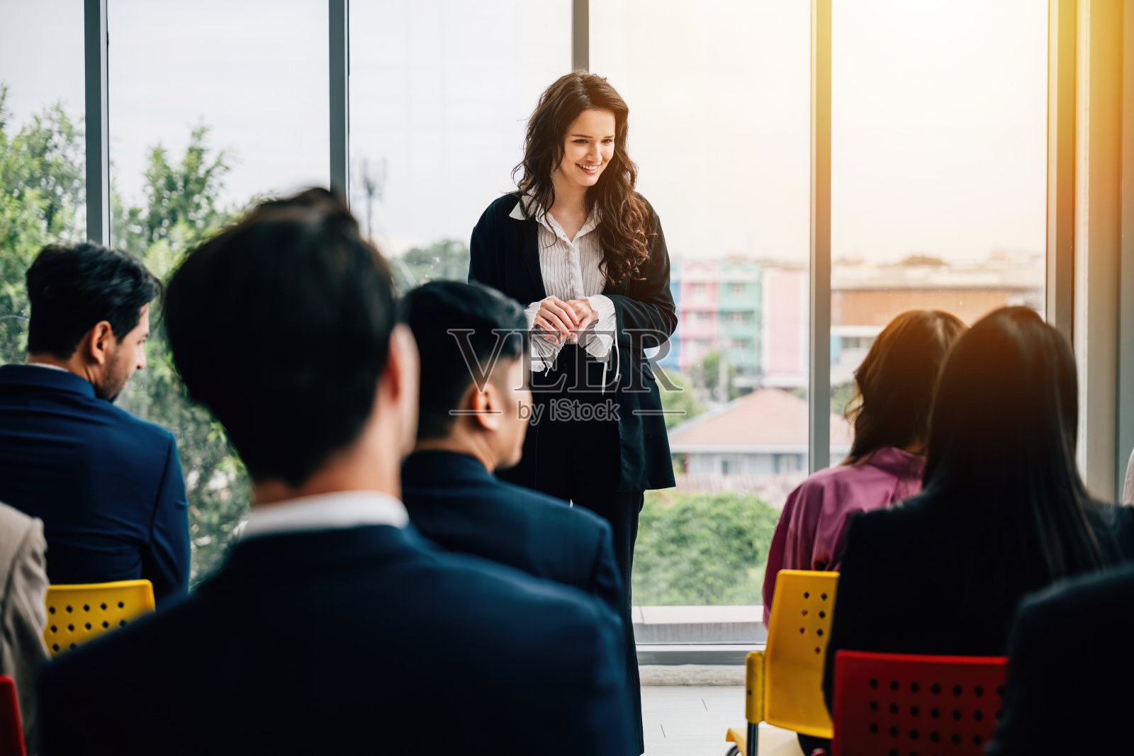 在互动式问答环节中，观众在研讨会上举手提问，展示了合作和积极参与。照片摄影图片