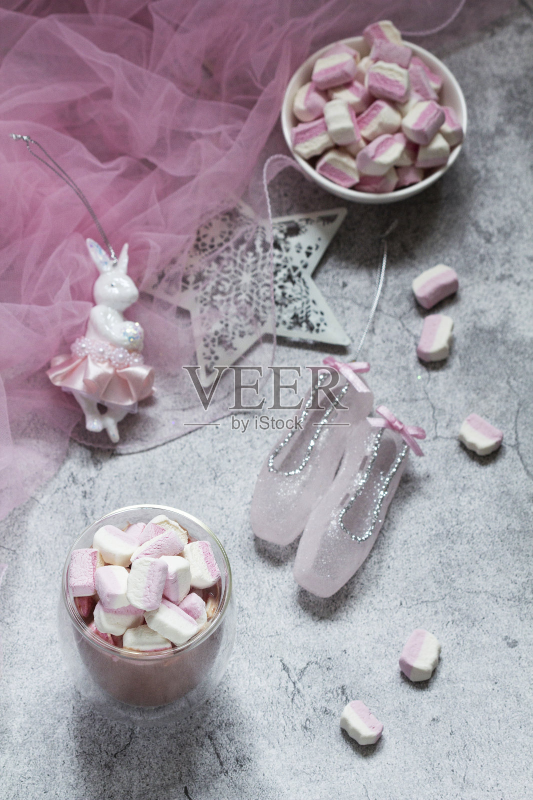 可可与棉花糖，圣诞树装饰和粉红色薄纱在混凝土背景。照片摄影图片