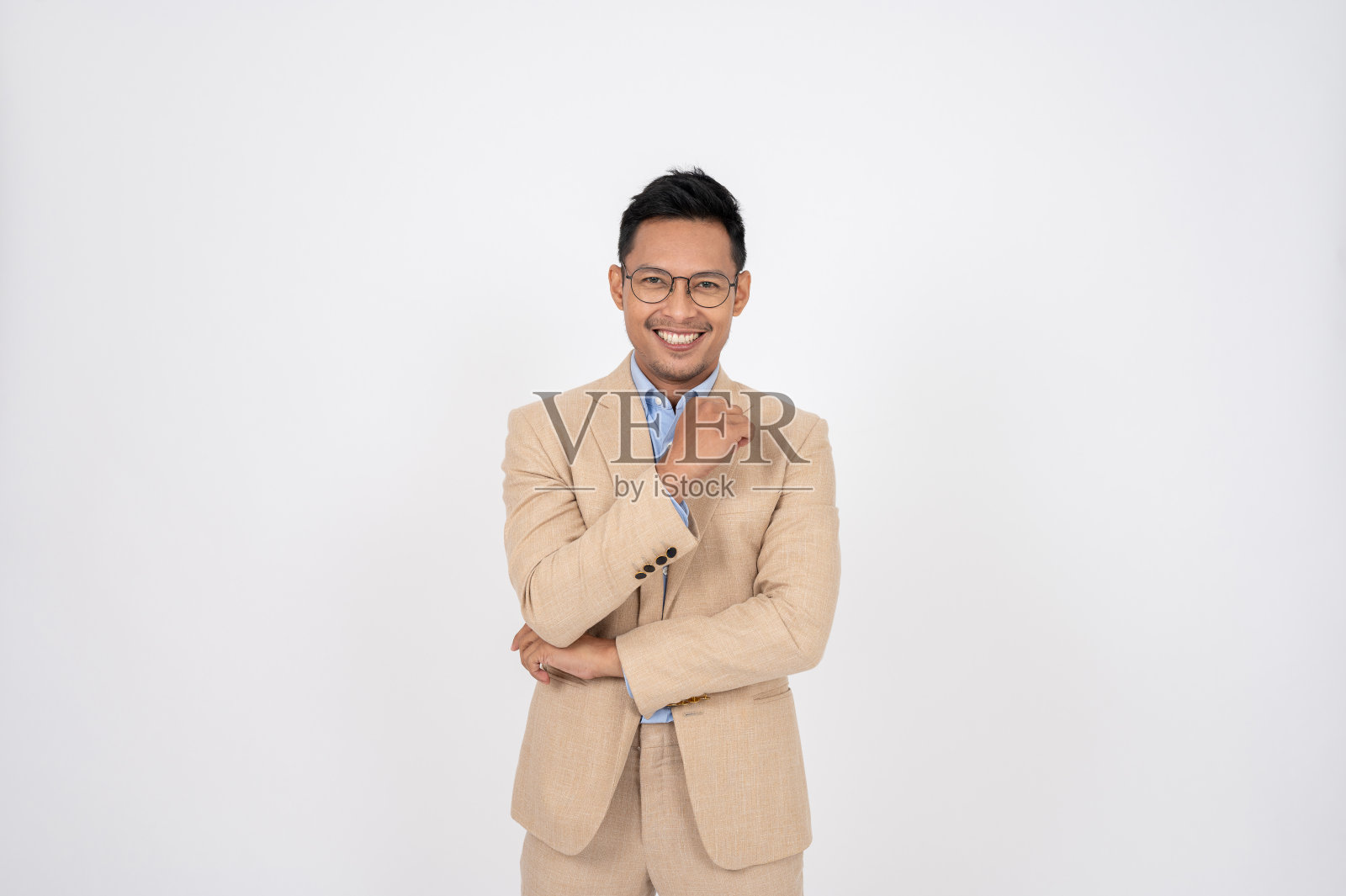 一位穿着正装的英俊亚洲商人站在孤立的白色工作室背景下。照片摄影图片