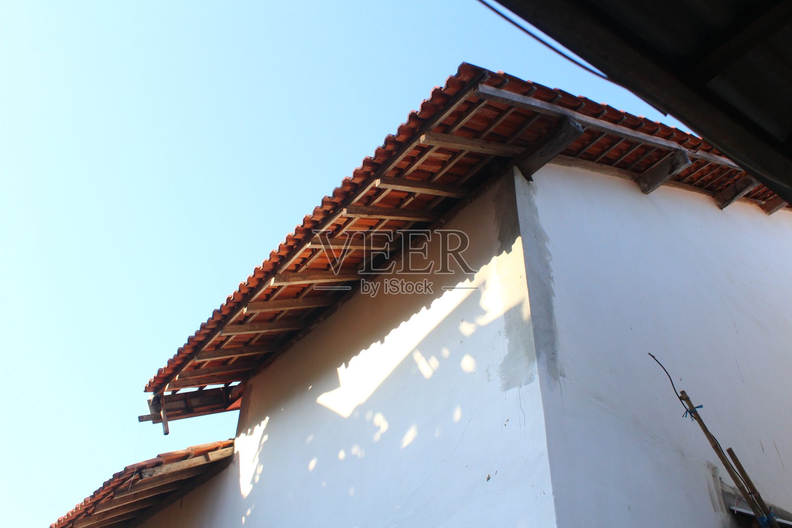 这房子的屋顶在早晨看起来很清新照片摄影图片