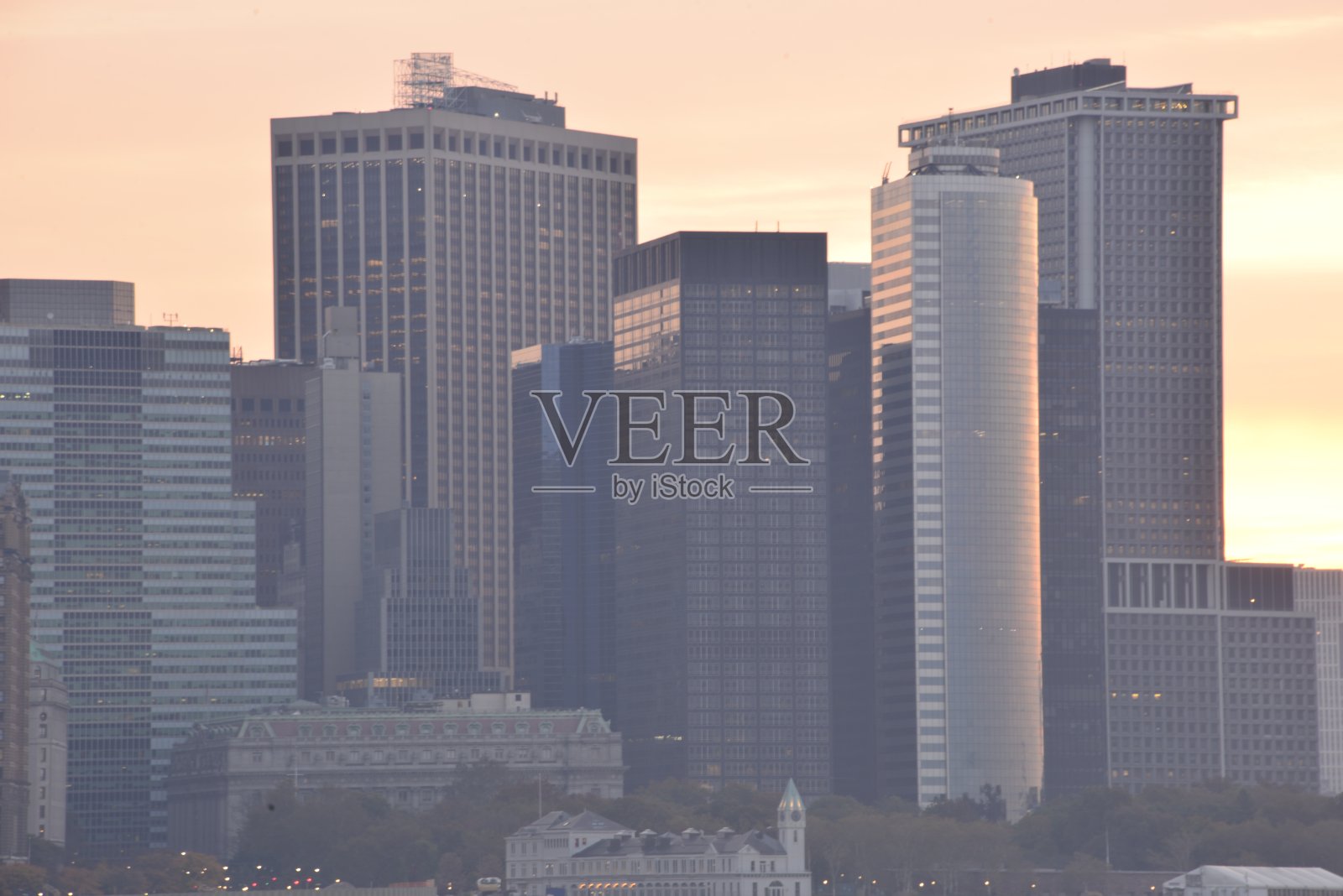 纽约的摩天大楼映衬着日出照片摄影图片