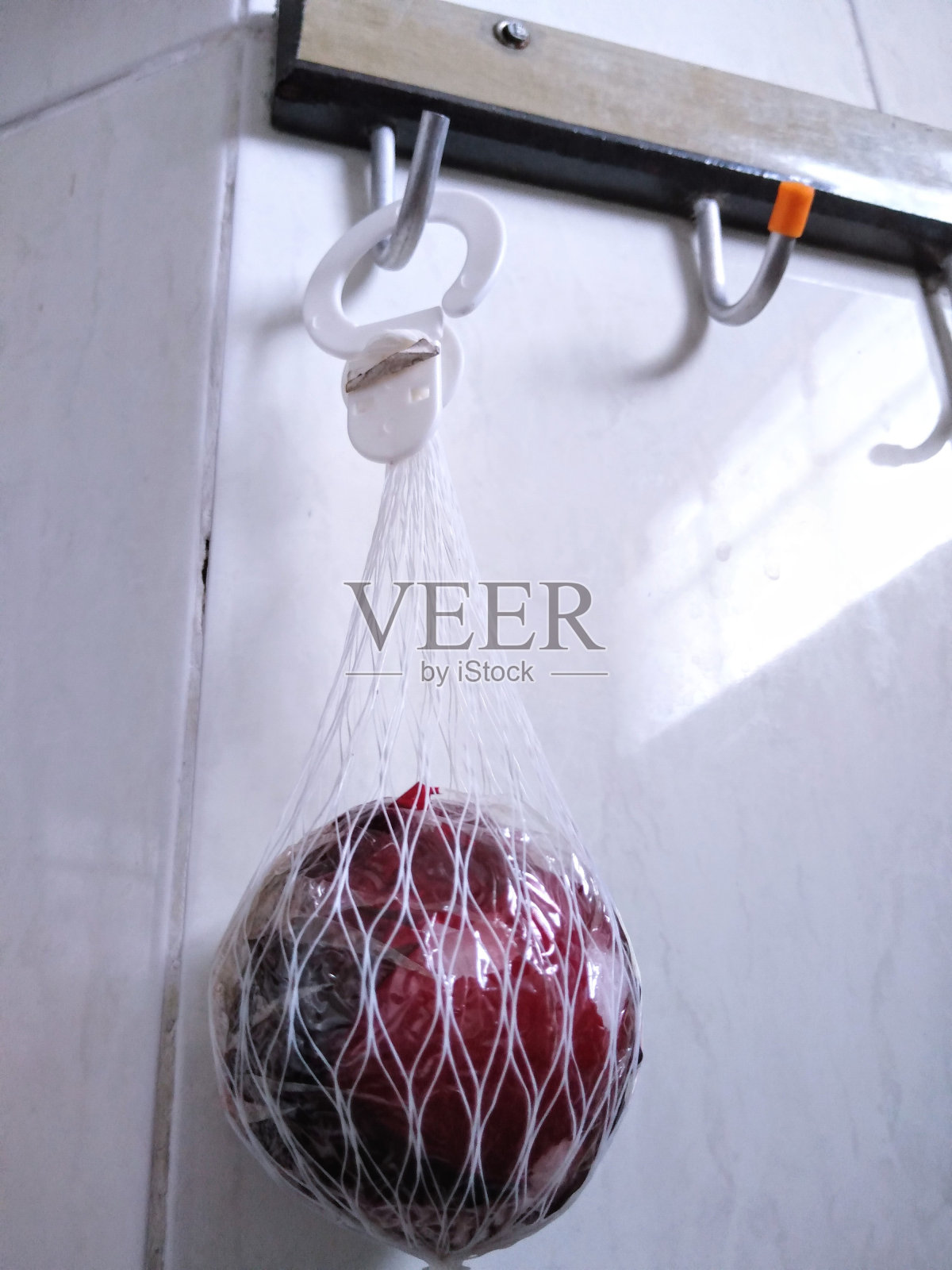 房间清新剂呈紫色球状，散发着薰衣草花香照片摄影图片