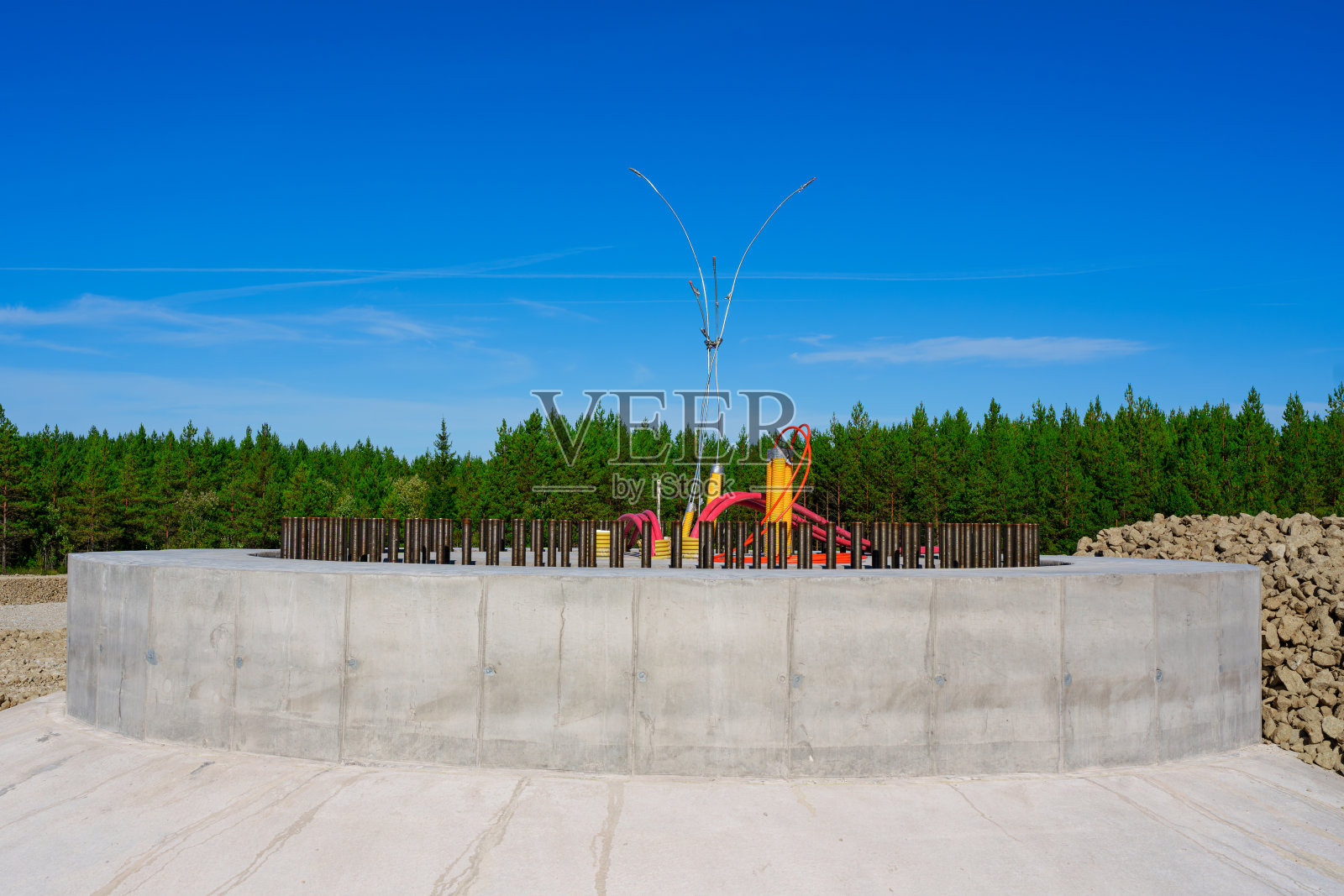 建设风力发电机混凝土基础:开发风力发电机组园区照片摄影图片