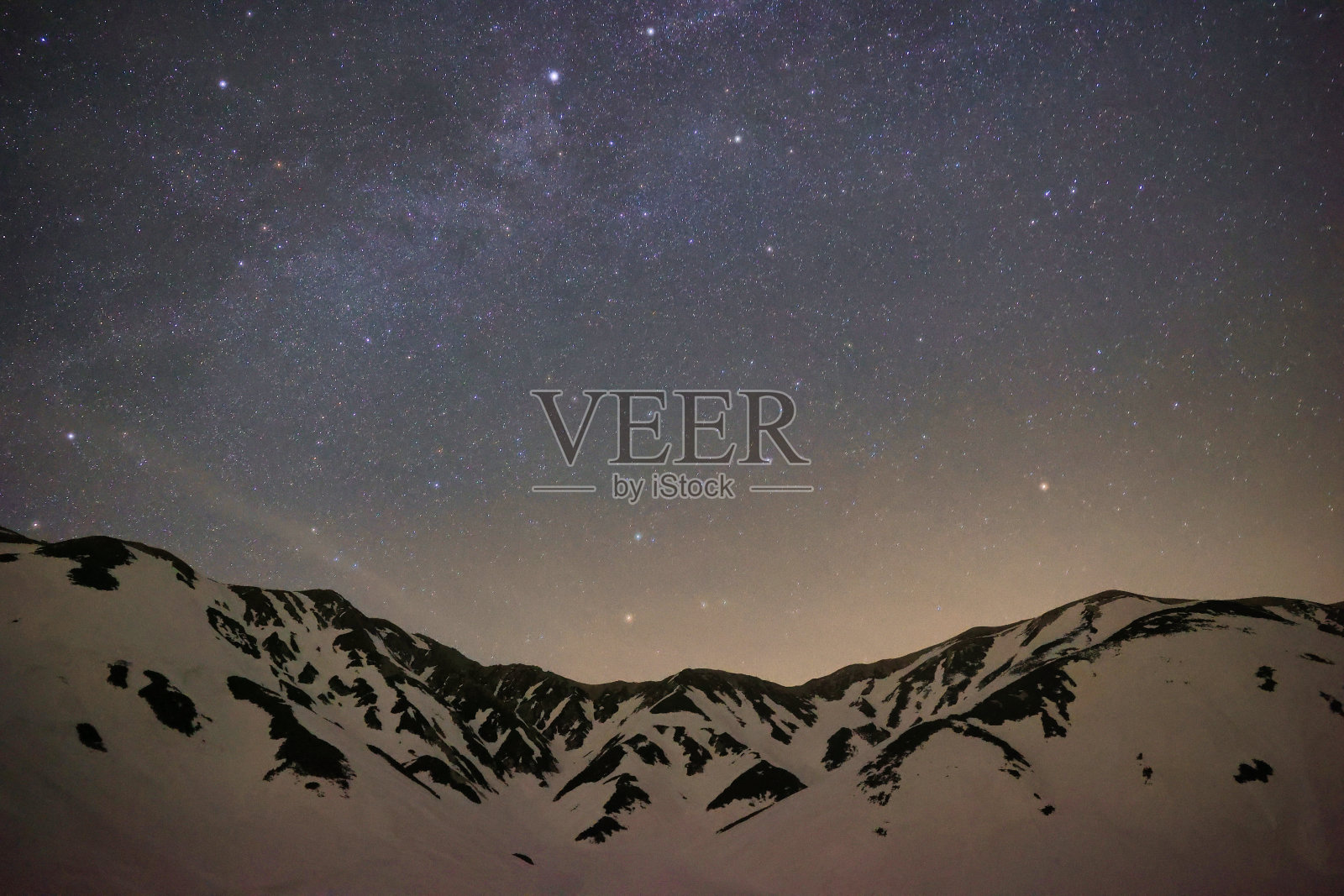在日本北阿尔卑斯山的立山，从白雪覆盖的赖光泽营地看到的星空照片摄影图片