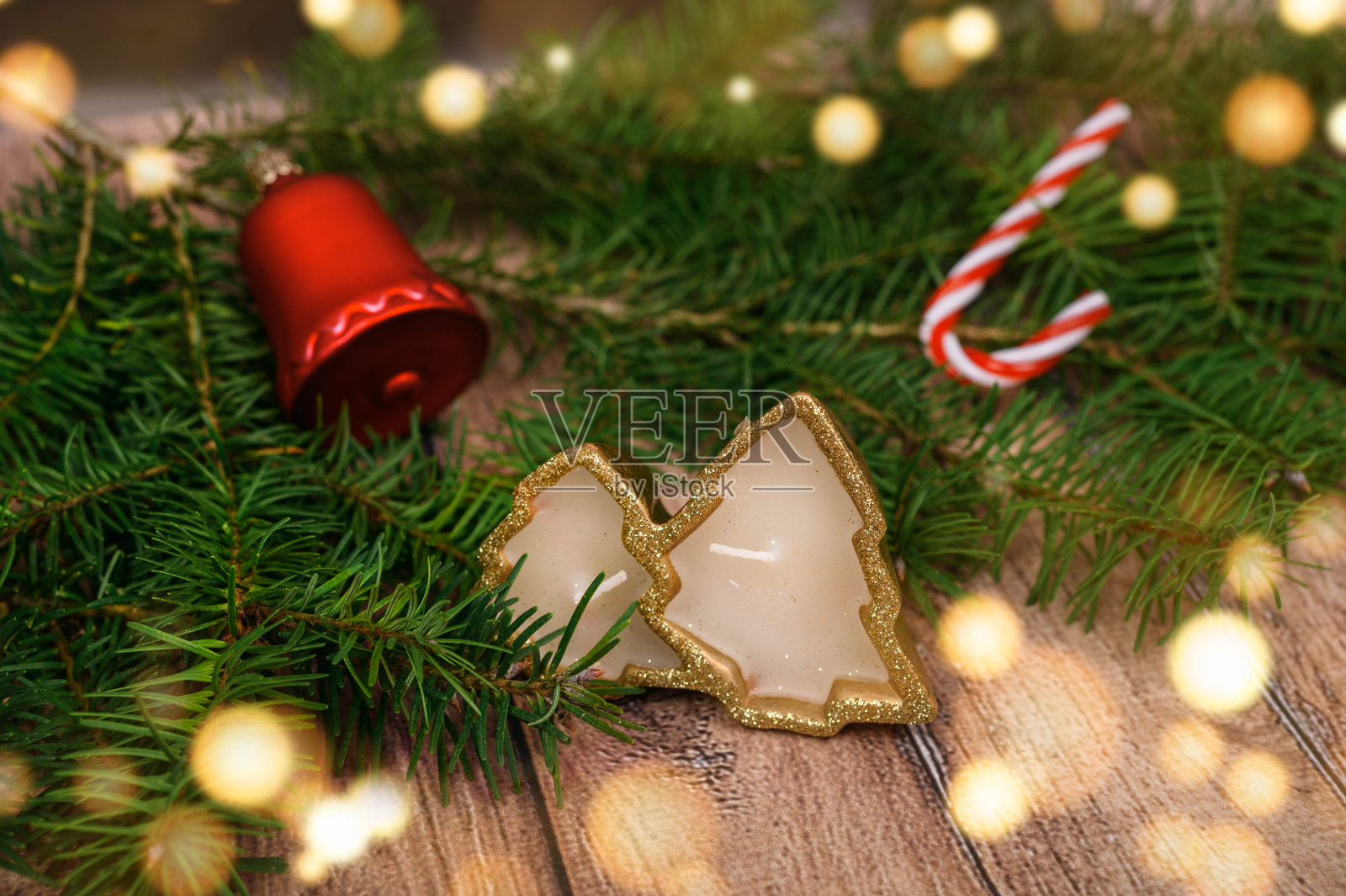 圣诞贺卡用蜡烛做成金色的杉树形状，配上糖果和松枝，选择性聚焦。圣诞节、新年照片摄影图片