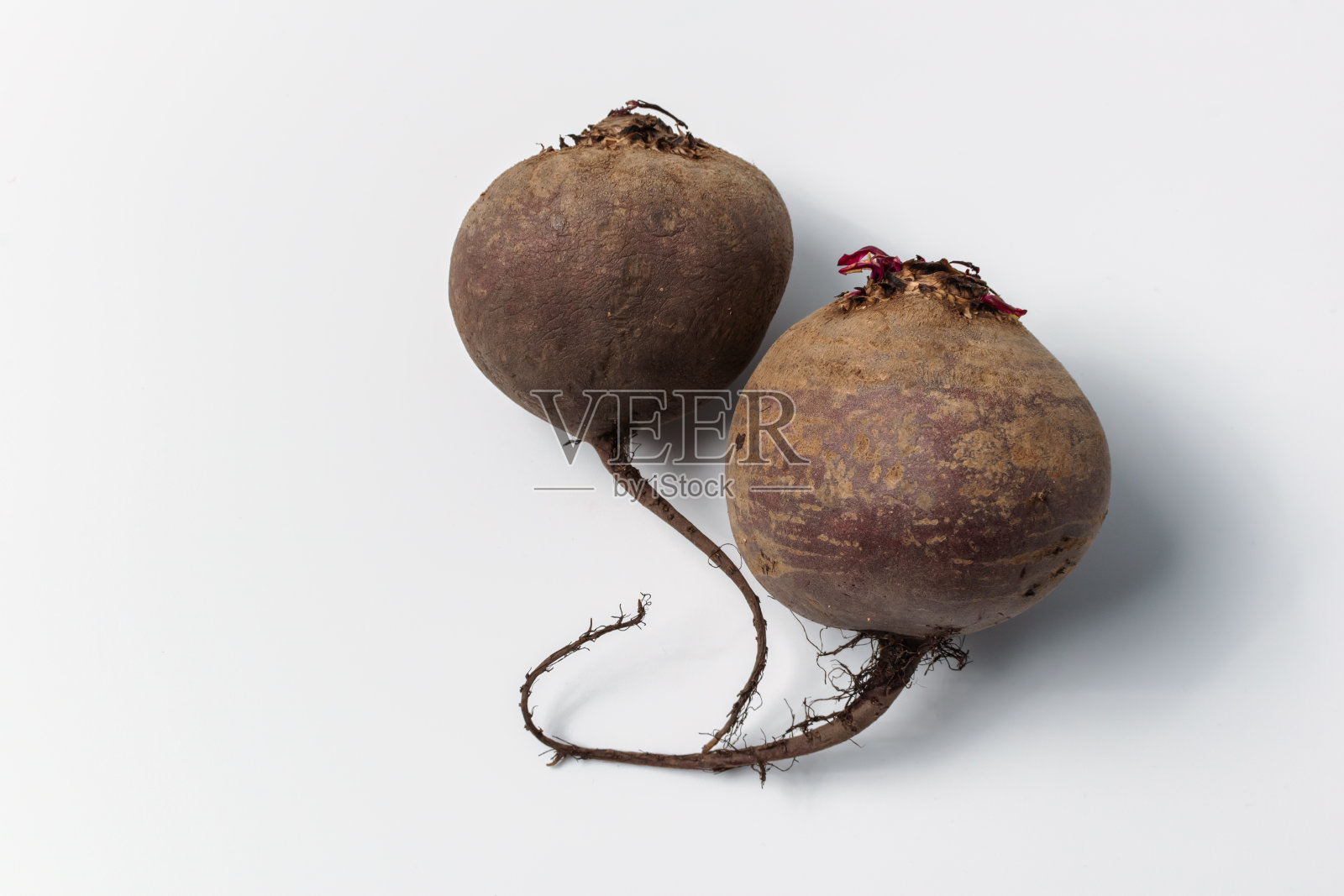 红色的甜菜根被隔离在白色的背景上。有用的烹饪蔬菜照片摄影图片