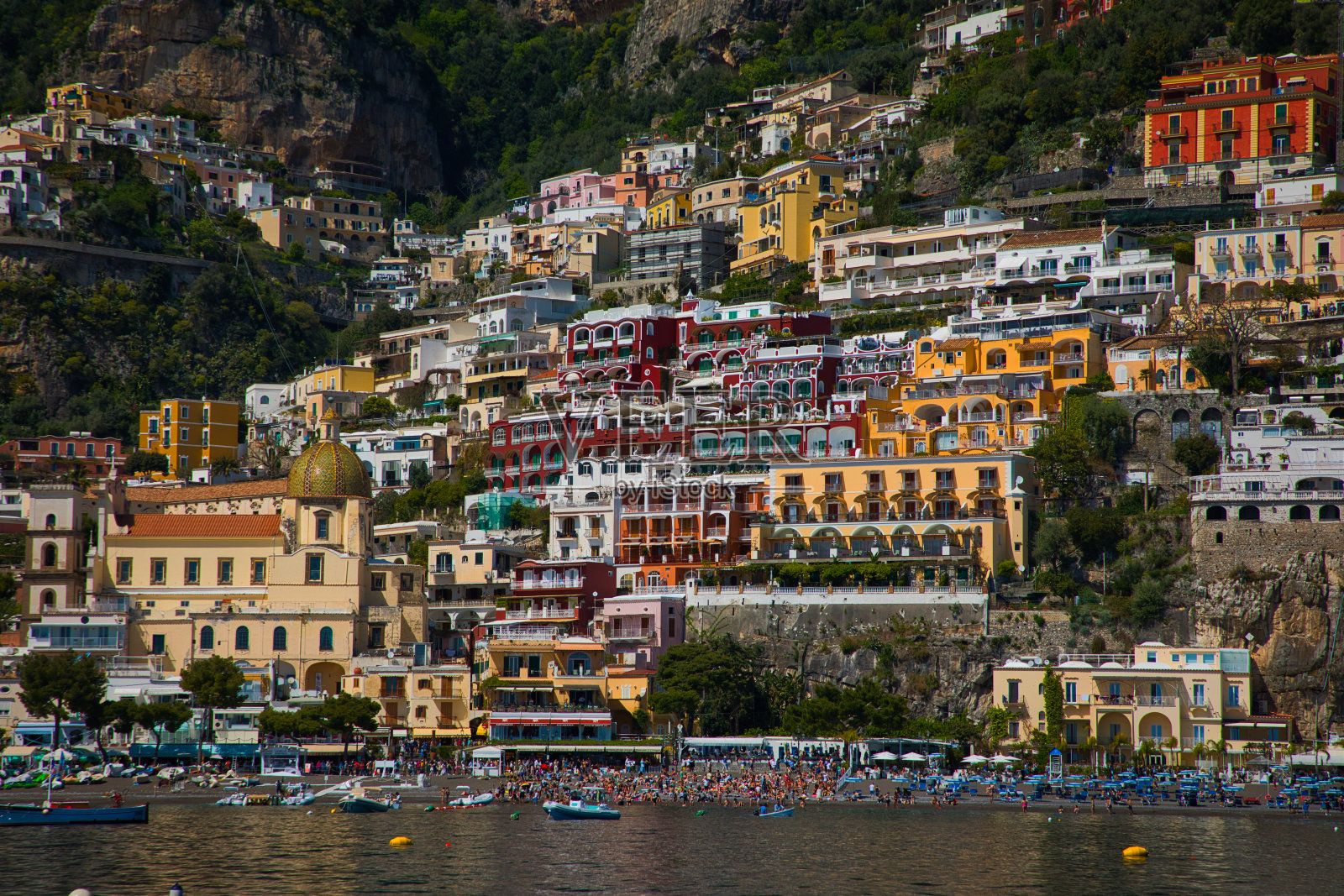 公路在阿马尔菲海岸与波西塔诺镇和斯比亚吉亚格兰德海滩照片摄影图片