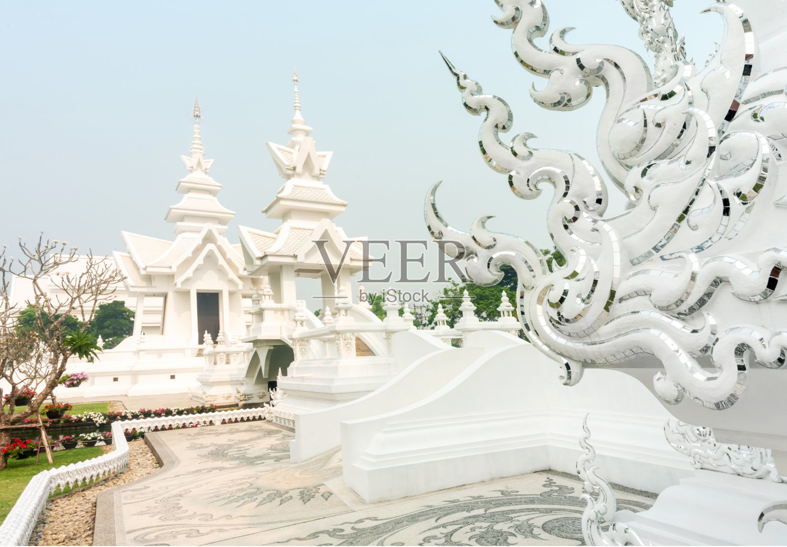 在超现实主义的建筑中，在泰国北部清莱省，梦幻般的白寺Wat Rong Khun的场地上。照片摄影图片