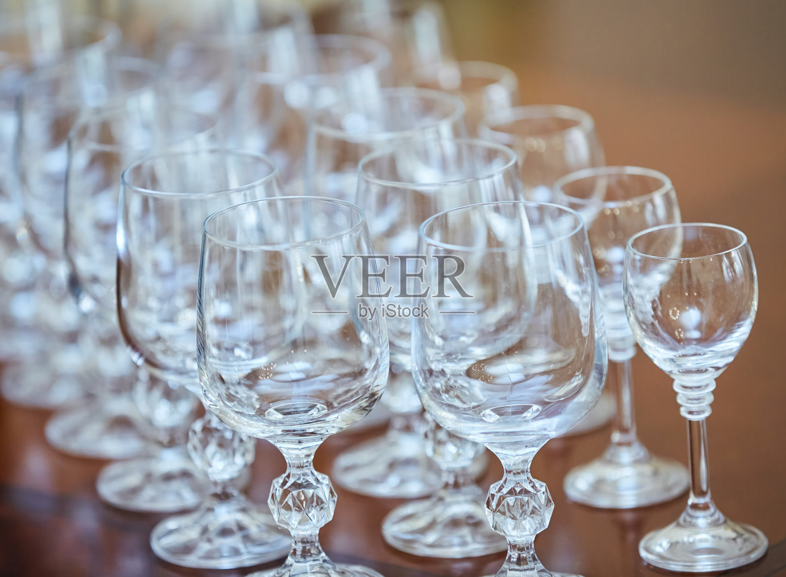 假日用水晶玻璃杯，客人用很多玻璃杯照片摄影图片