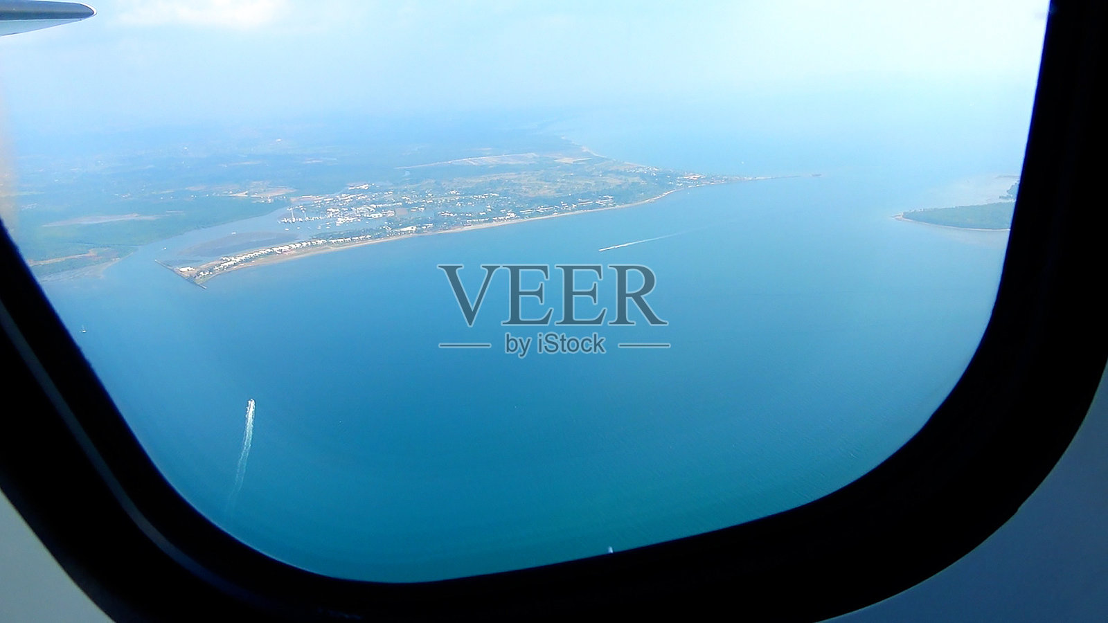 从瓦努阿图太平洋上空的飞机窗口观看。照片摄影图片