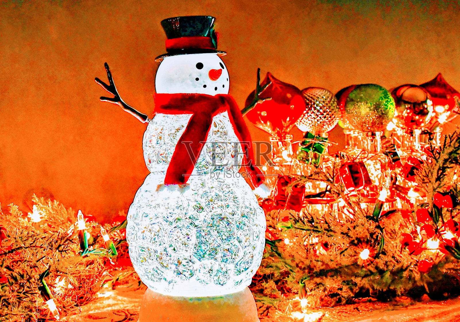 水晶雪人与闪烁的圣诞灯照片摄影图片