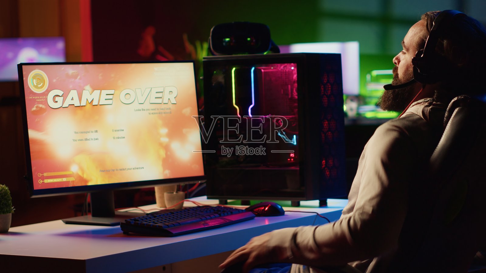 一名男子在玩在线多人宇宙飞船电子游戏时输了，他很沮丧照片摄影图片