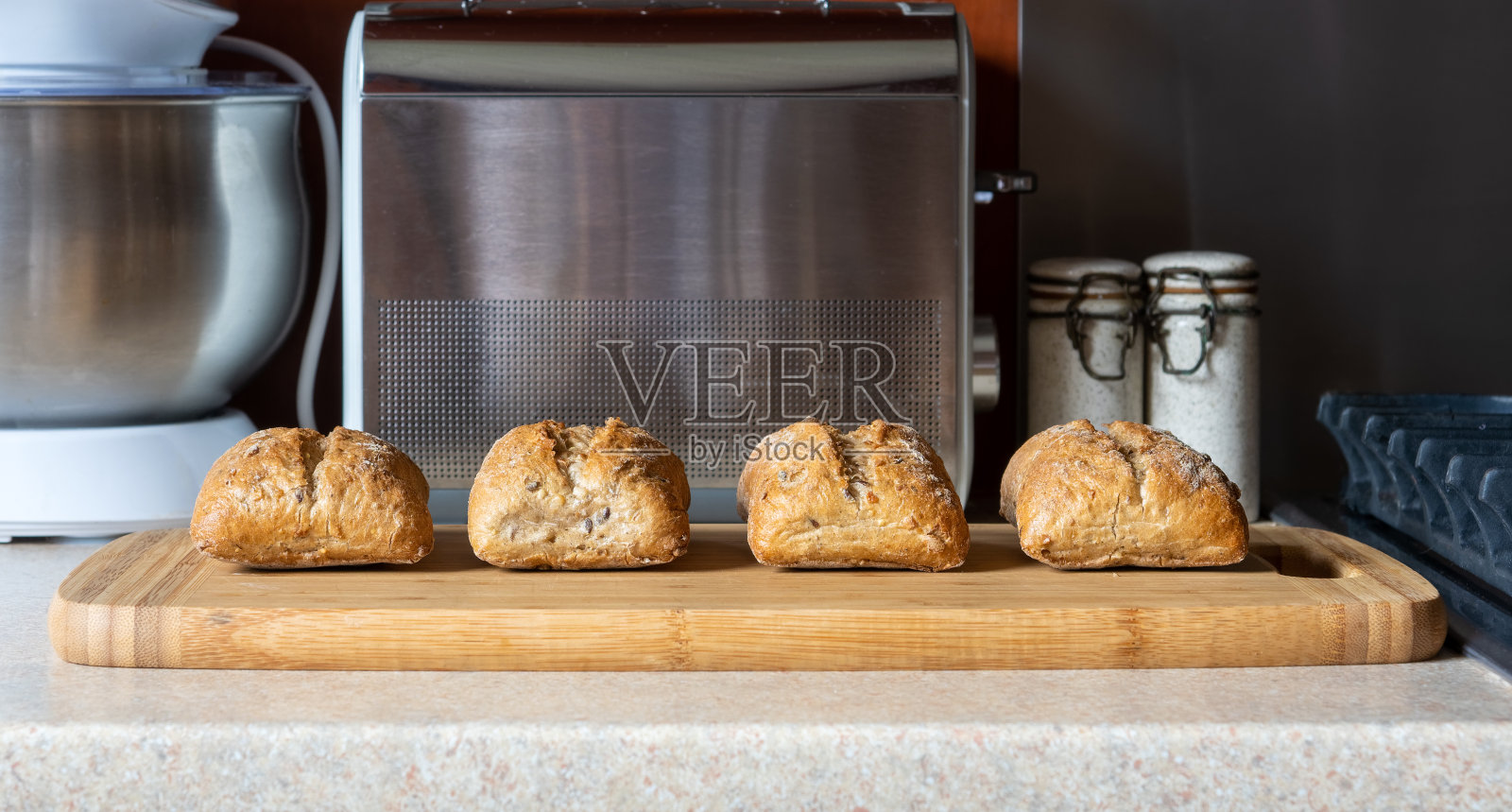 厨房里有四个石头烤的面包卷照片摄影图片