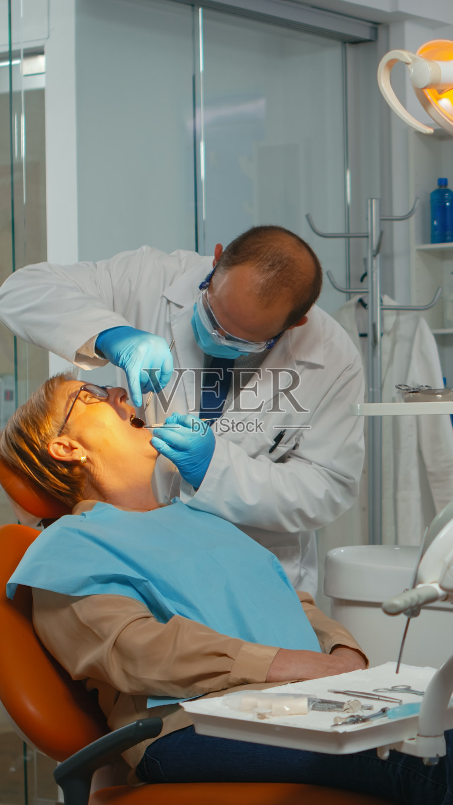 口腔医生进行检查和照顾牙齿照片摄影图片