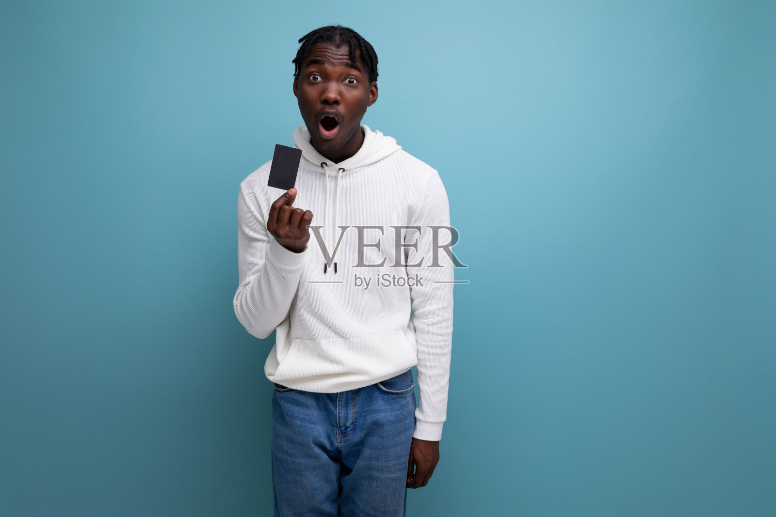 美国黑皮肤的黑发女子拿着一张塑料卡与模特一起购物照片摄影图片