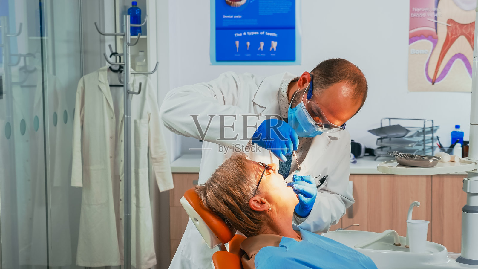 正畸医生使用无菌牙科工具检查病人照片摄影图片