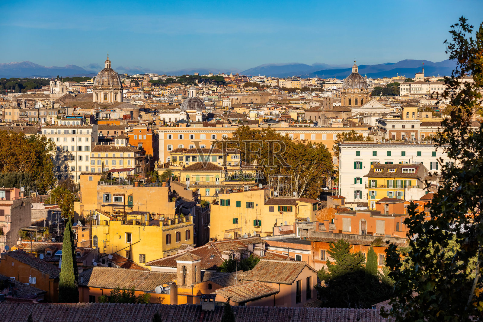 在阳光明媚的日落时分，罗马市中心的壮丽鸟瞰图照片摄影图片