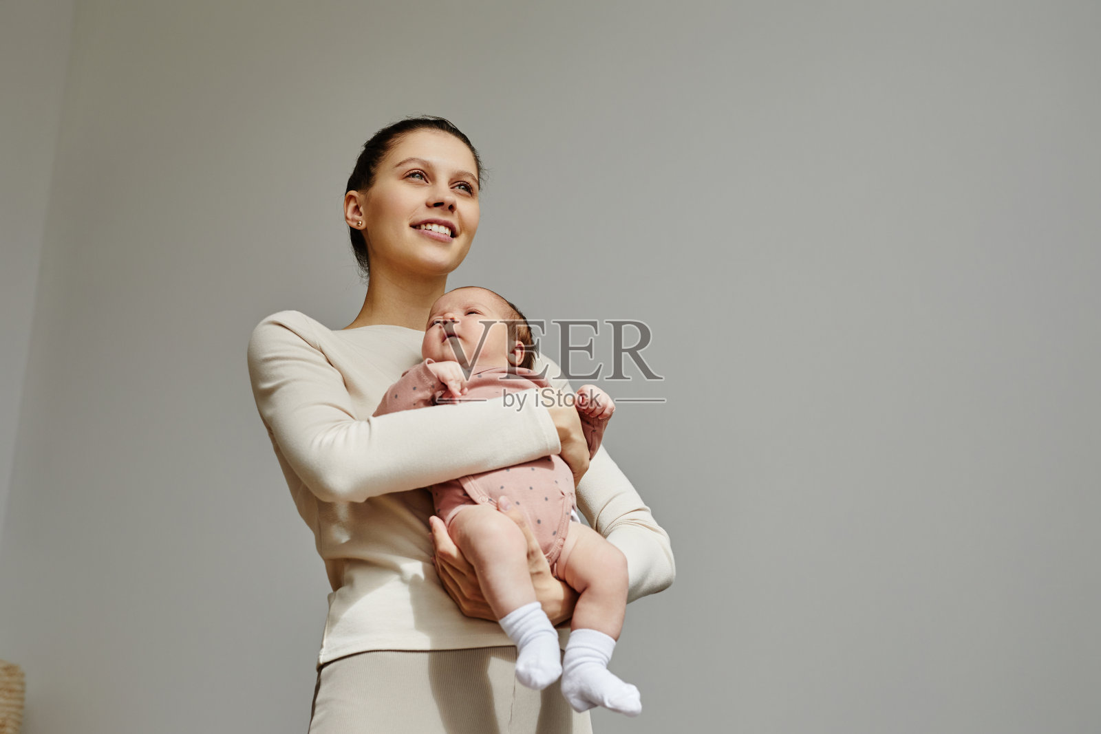 快乐的母亲抱着婴儿照片摄影图片