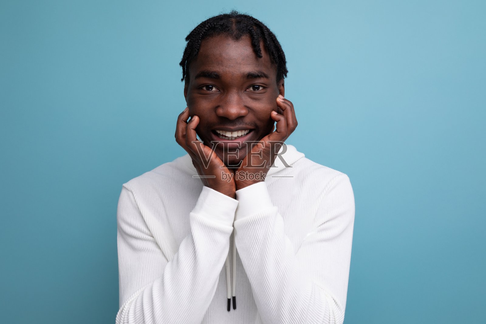 可爱的20多岁的非洲男人，背景是脏辫，还有复制空间照片摄影图片