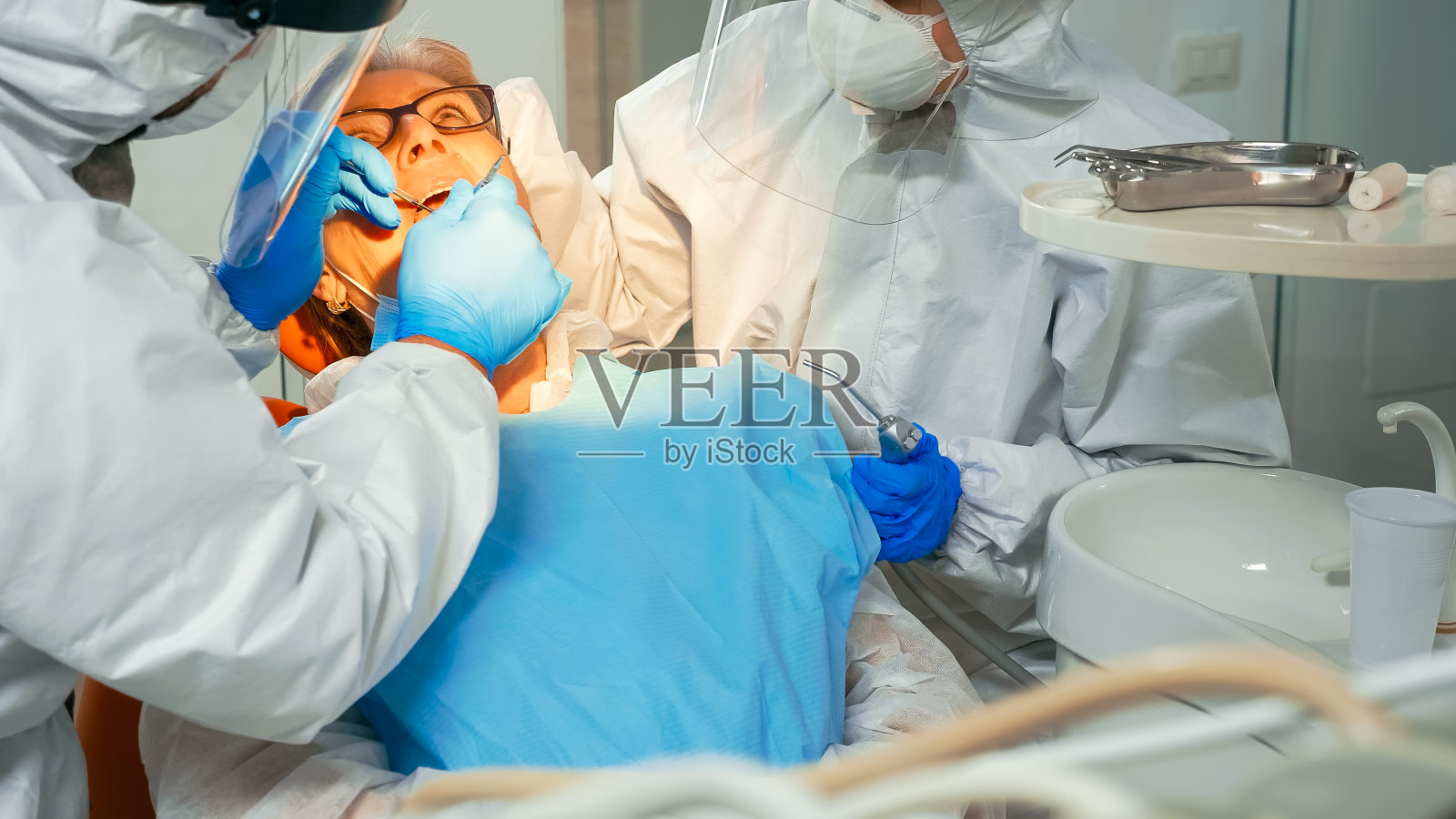 老年妇女在covid-19期间检查牙齿照片摄影图片