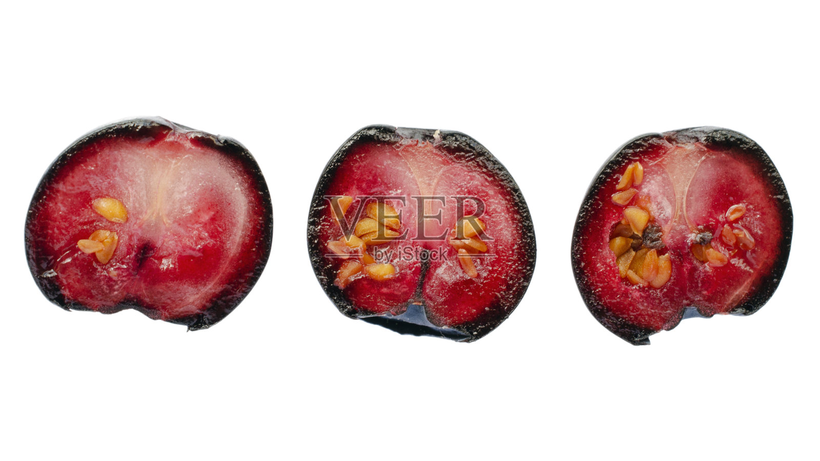 白色背景上成熟的蓝莓的俯视图。在白色背景上孤立的新鲜蓝莓。蓝莓片。从上面看。蓝莓切成两半的特写。照片摄影图片