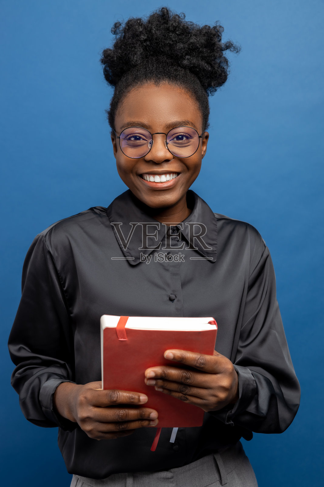 快乐的非裔美国妇女微笑着照片摄影图片