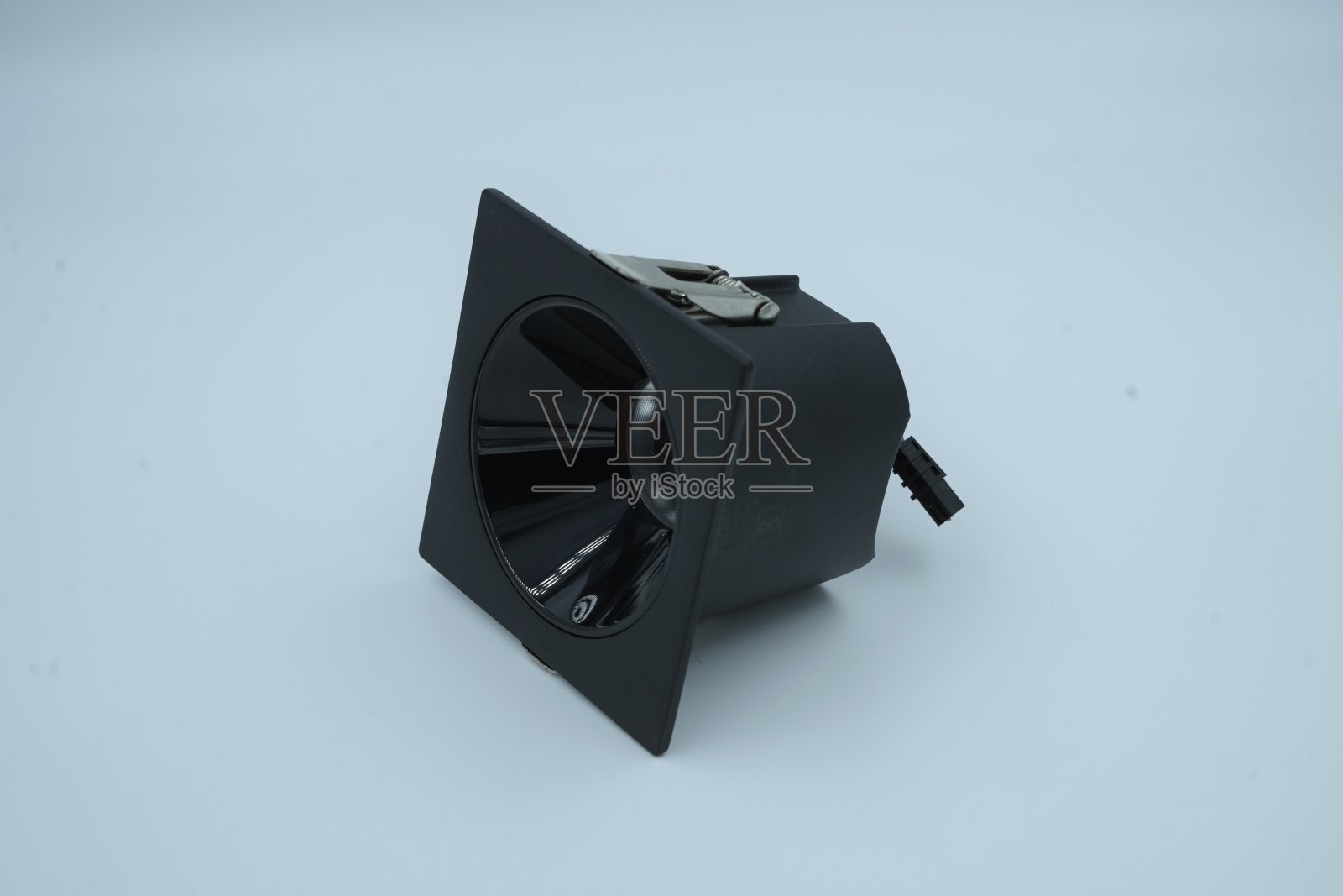 设计优雅的室内嵌入式商业灯隔离在一个白色的背景照片摄影图片