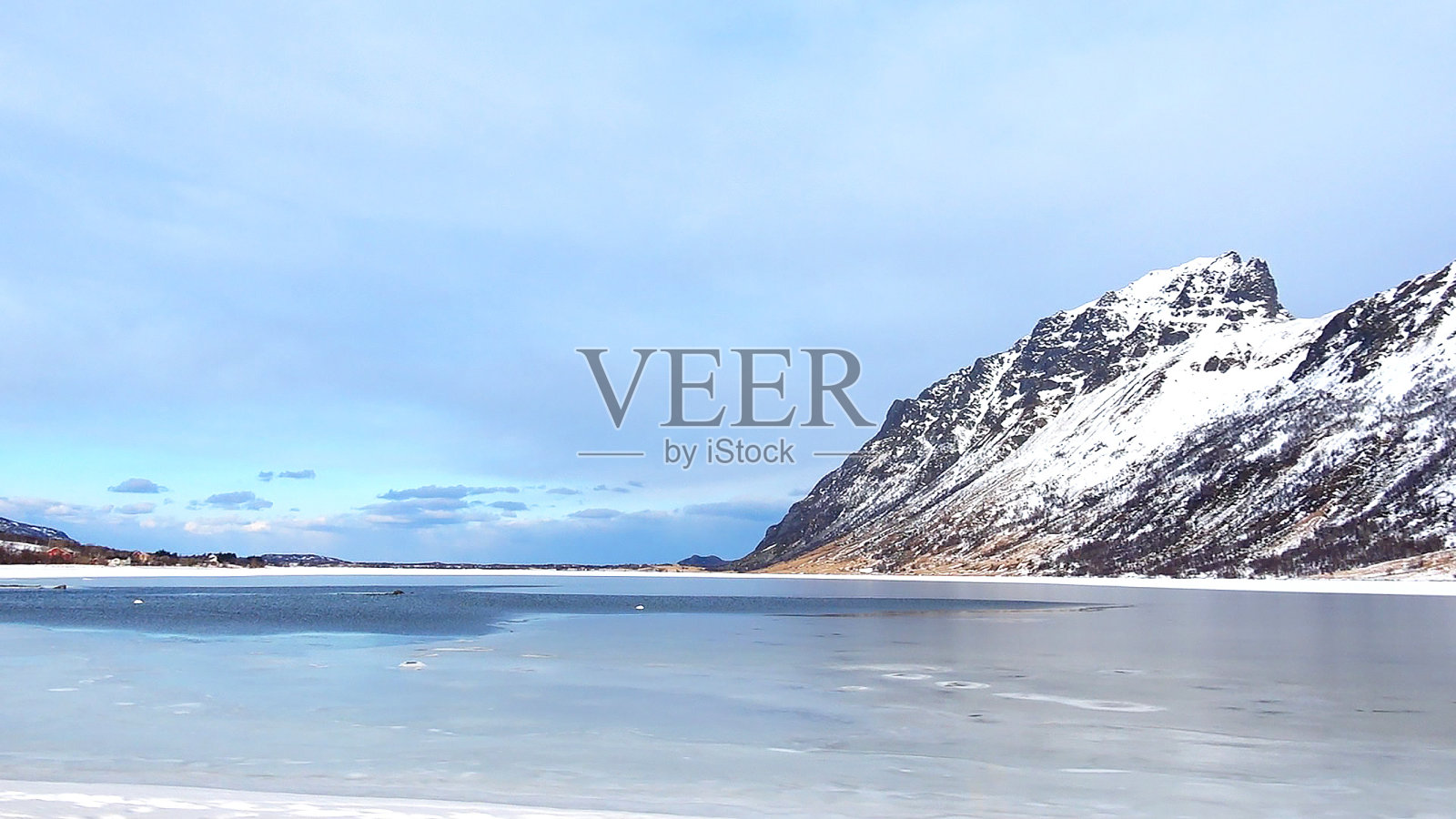 挪威罗弗敦群岛沿路的风景。照片摄影图片