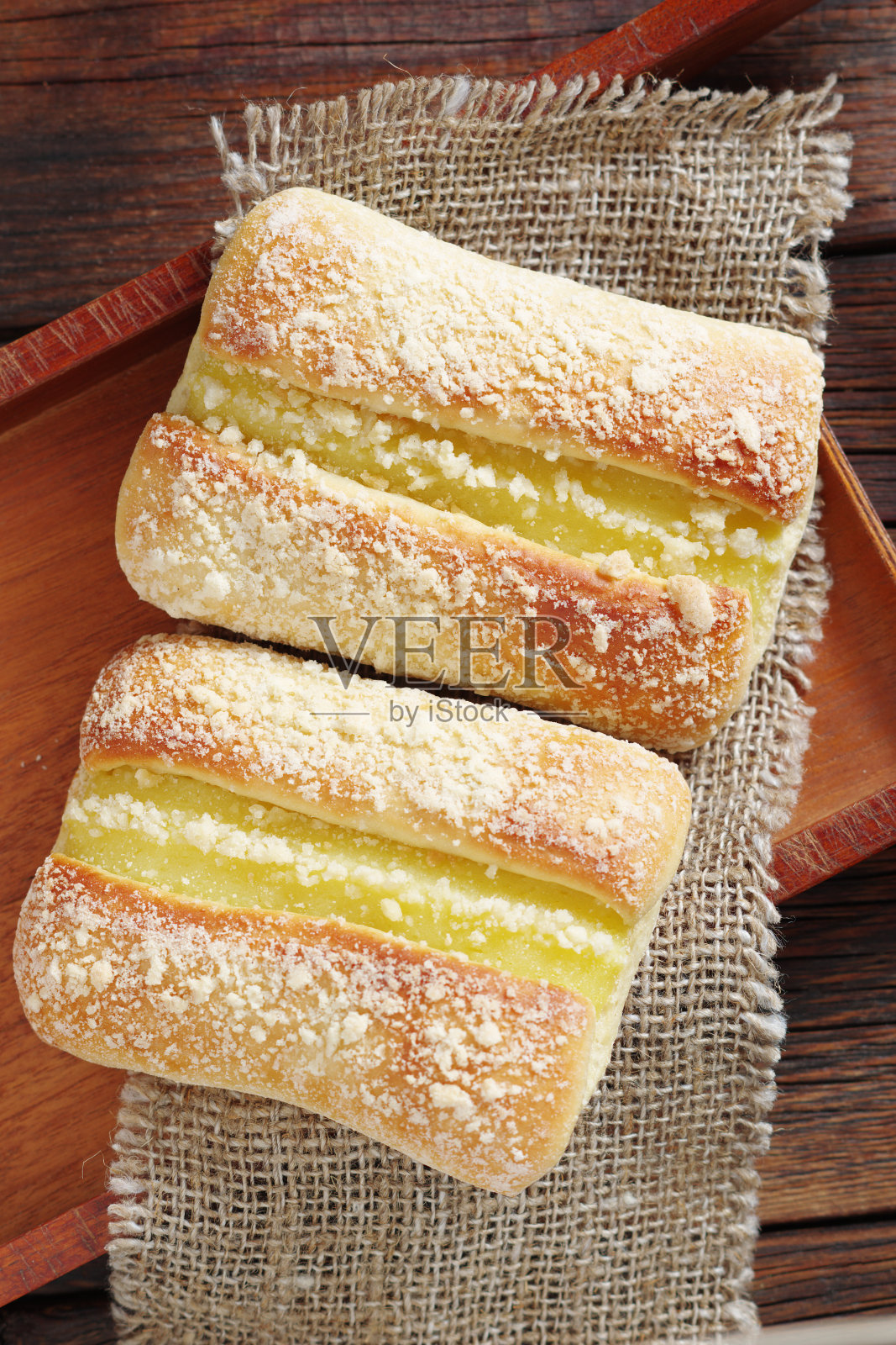 盘子里的蛋奶圆面包照片摄影图片