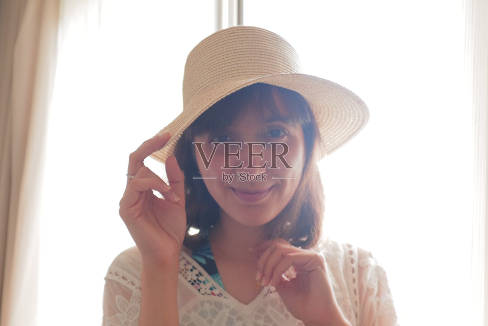 戴着帽子看着相机的年轻女子的肖像照片摄影图片