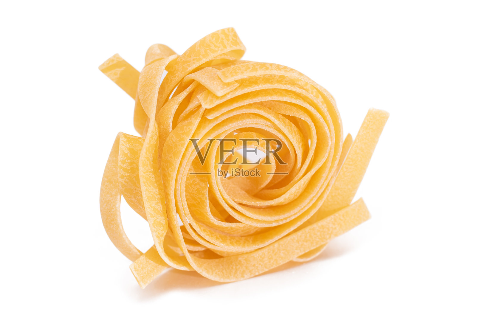 一个经典的意大利生鸡蛋宽面条-孤立的白色背景照片摄影图片