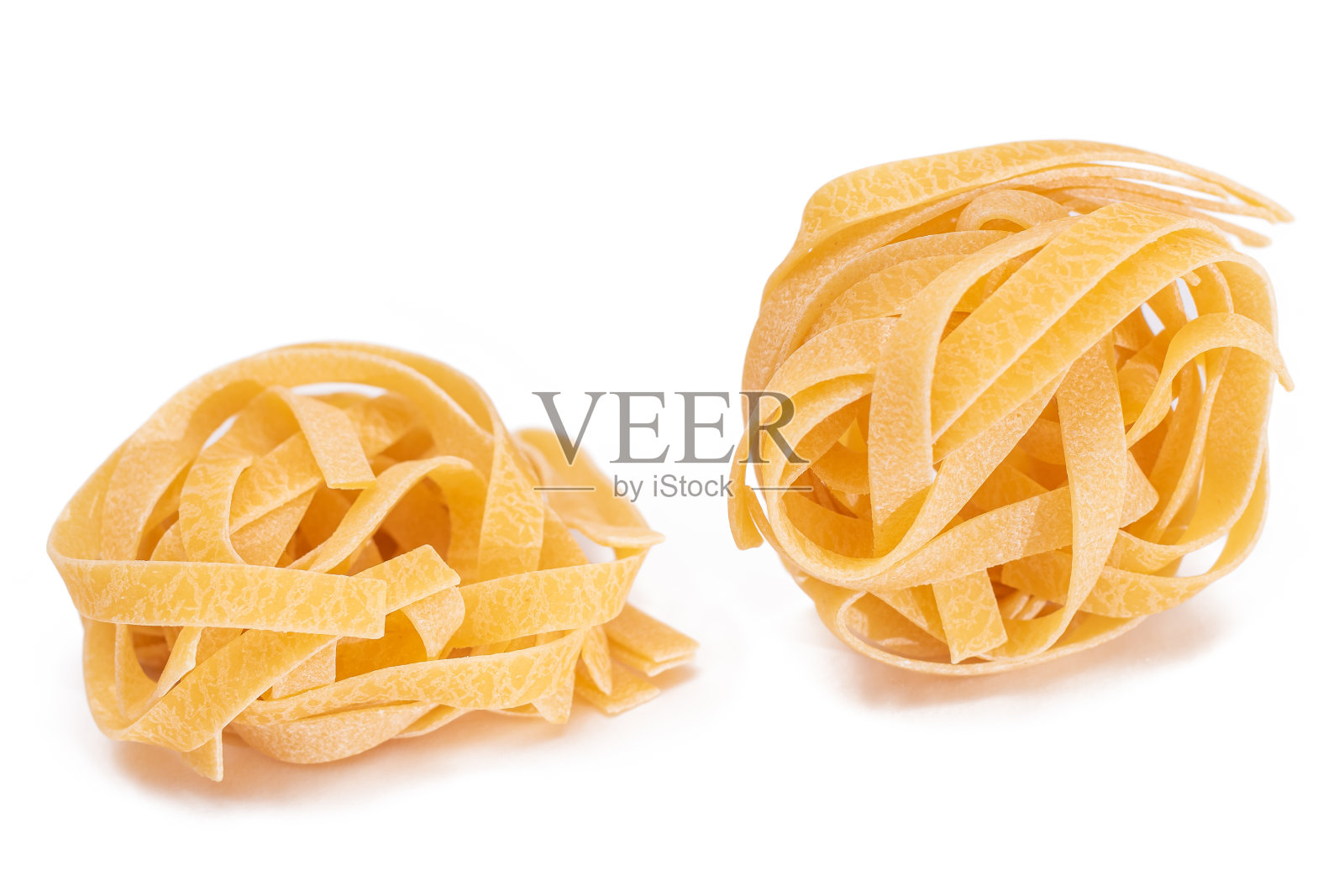两个经典的意大利生鸡蛋宽面条-隔离在白色背景照片摄影图片