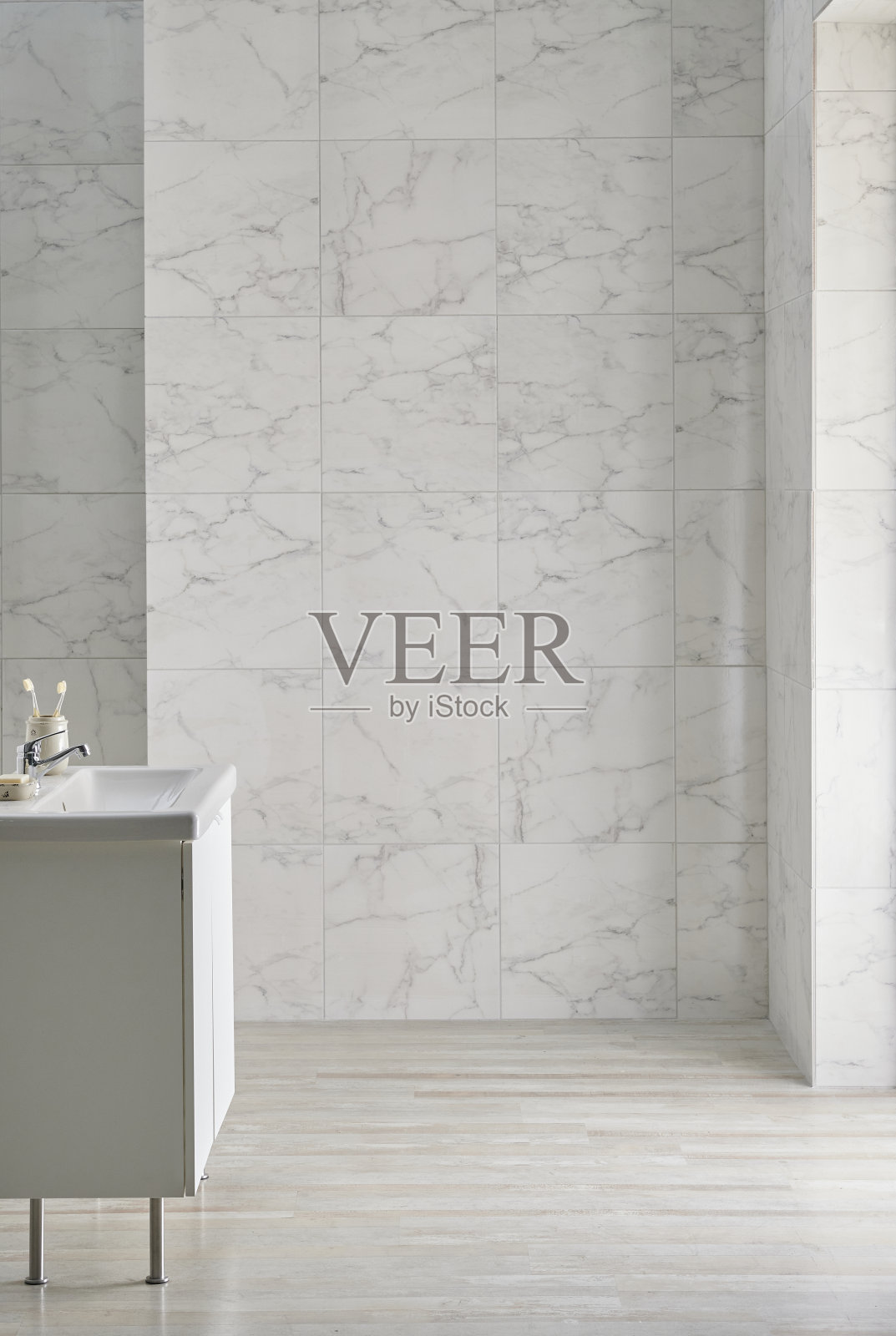 浴室室内风格以柜式镜子和白色陶瓷为背景，清洁材料，毛巾，植物柳条花瓶，室内装饰。照片摄影图片