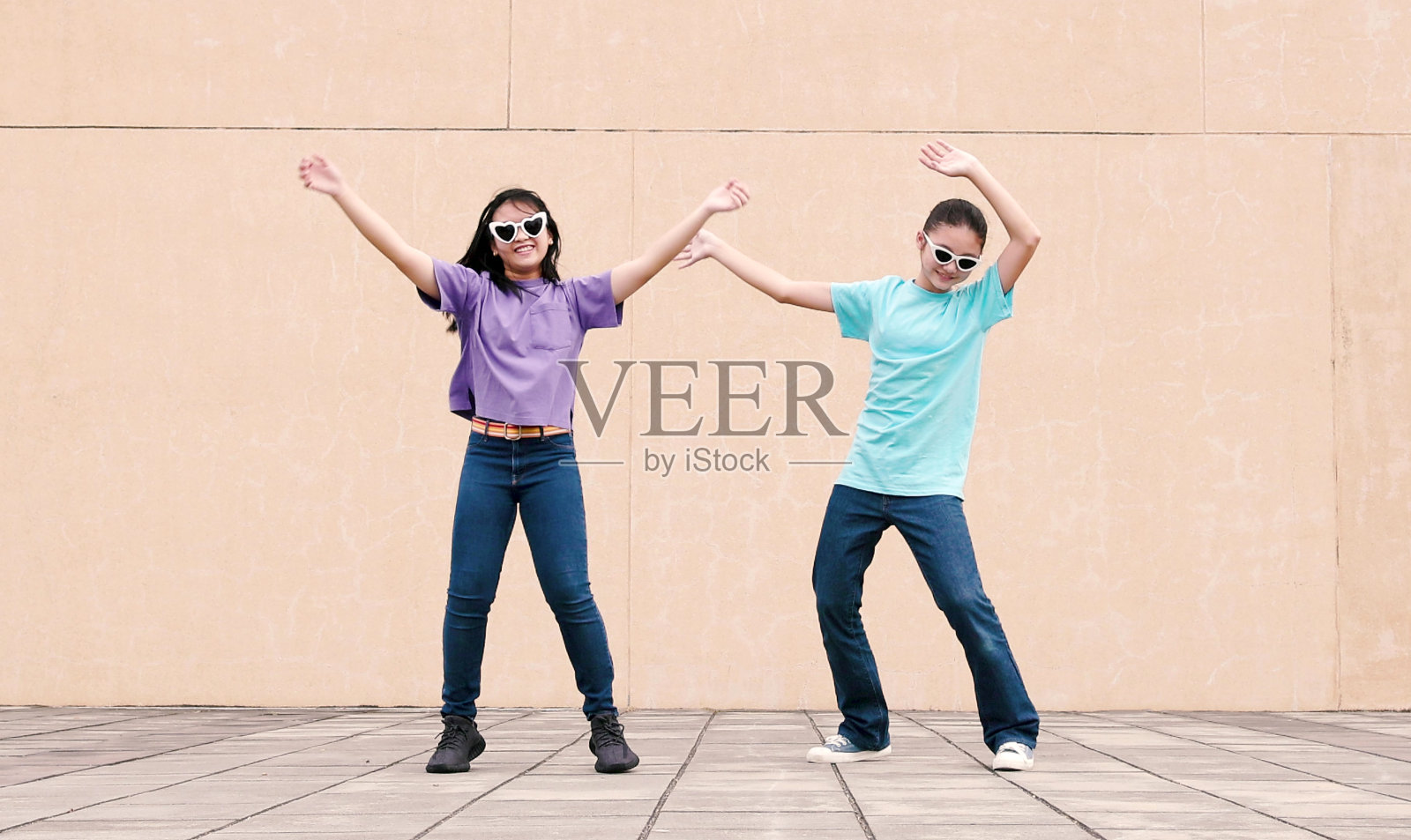 快乐的女孩在城市街道上跳舞，一起玩得很开心照片摄影图片