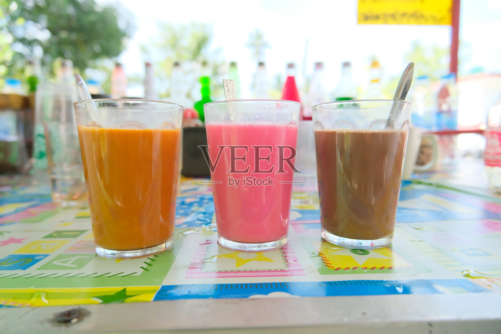 用玻璃杯冲泡的热饮。照片摄影图片