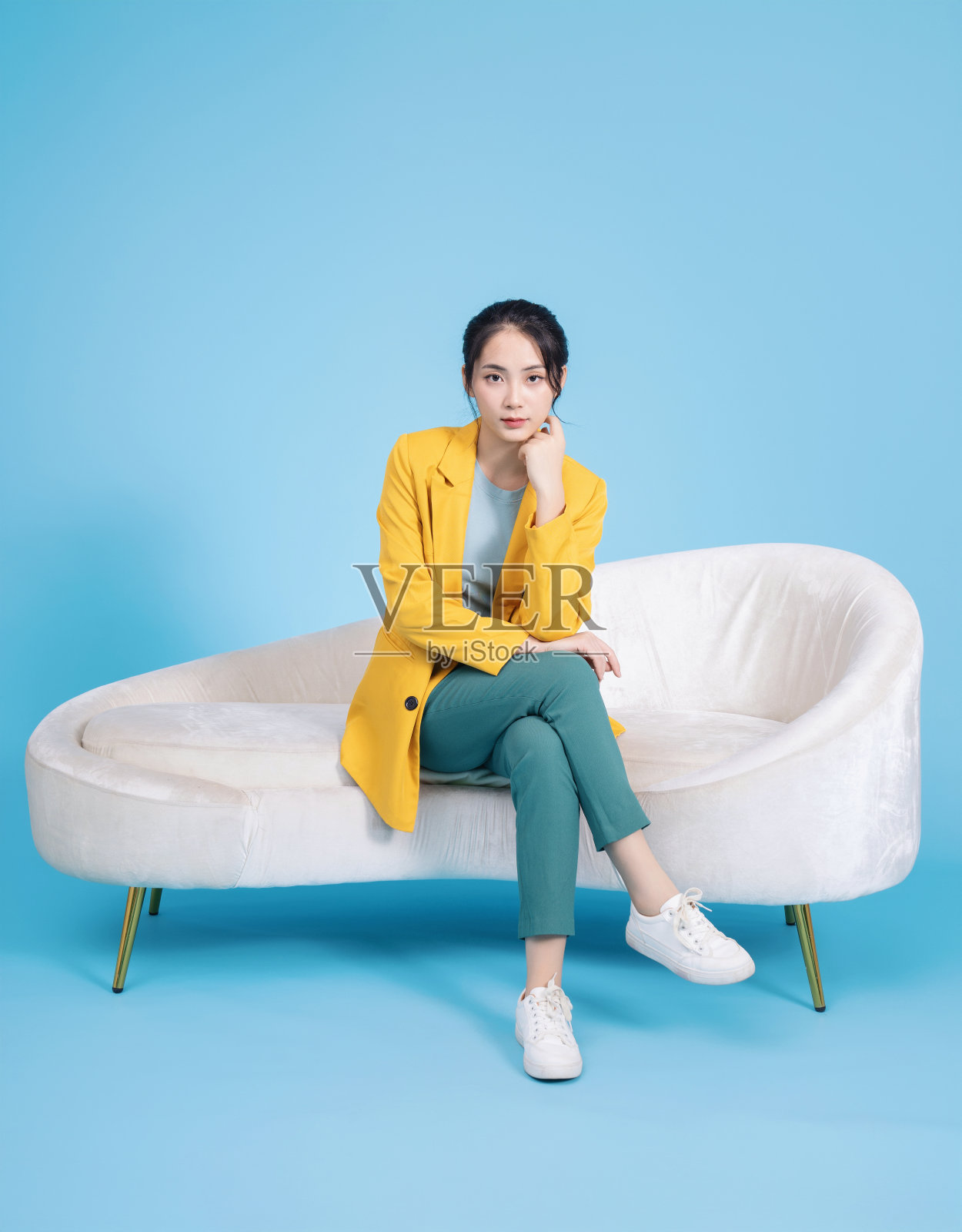 背景是年轻的亚洲女商人的照片照片摄影图片