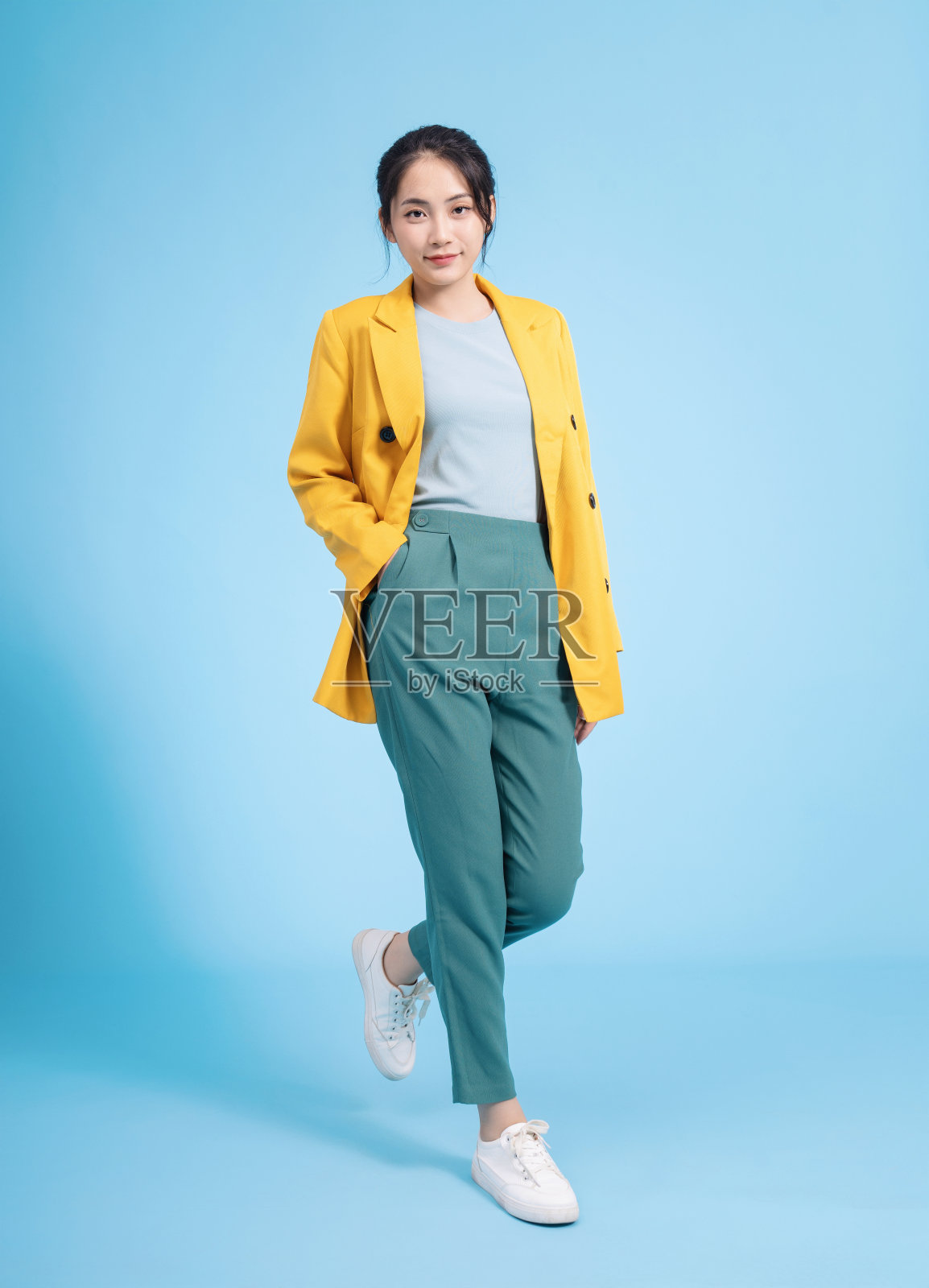 背景是年轻的亚洲女商人的照片照片摄影图片